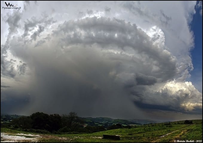 Orage supercellulaire avec macrorafales, largement reconnaissable au rideau de grêle s'abattant vers l'extérieur de l'orage, en direction de Charritte-de-bas (64), le 18.05.2022 à 20h12. - 18/05/2022 20:00 - Bertran BUCHELI