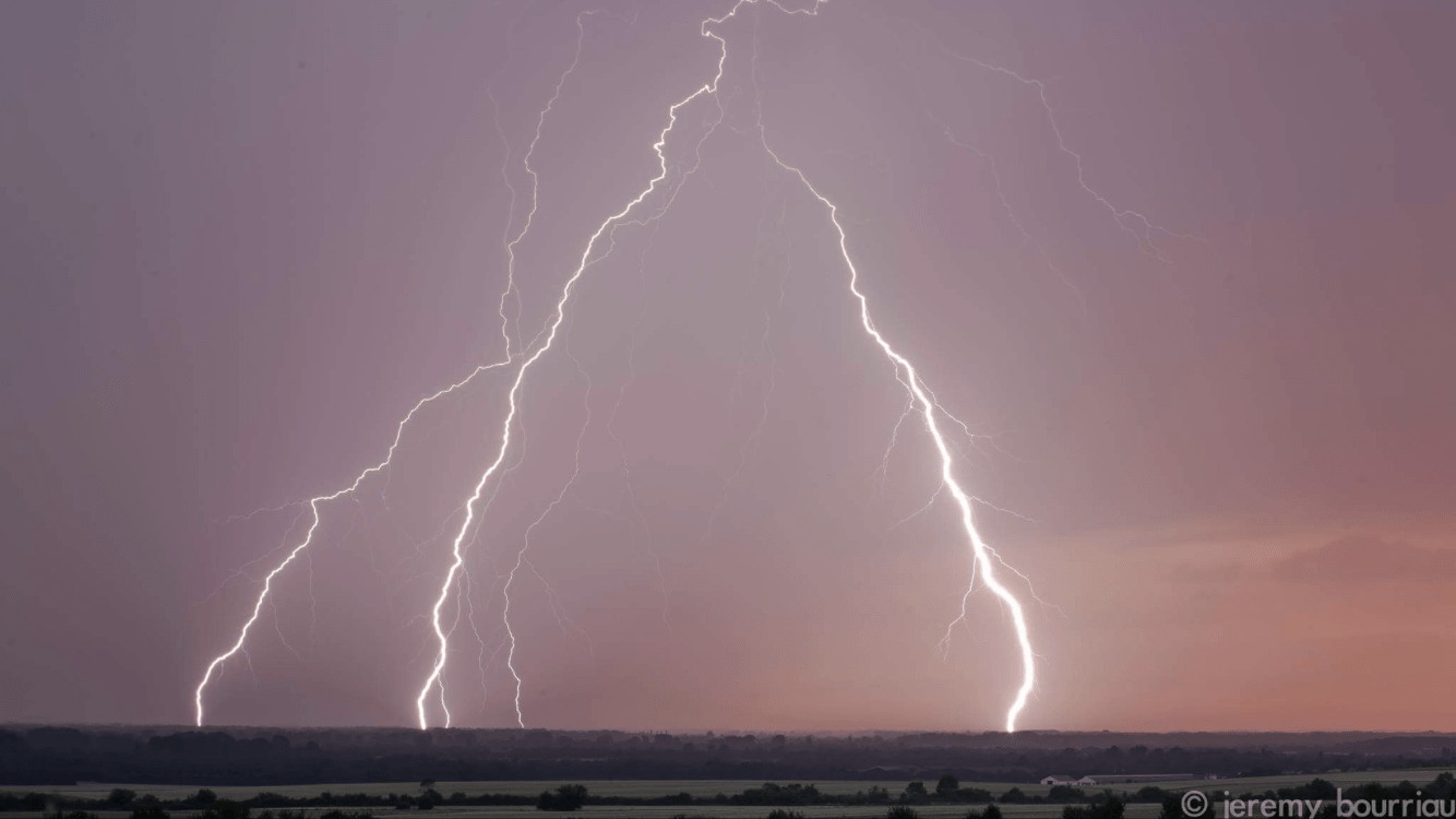 Degradation orageuse entre la côte charentaise et le Poitou. Plaine du niortais - 19/07/2018 21:00 - Jérémy Bourriau