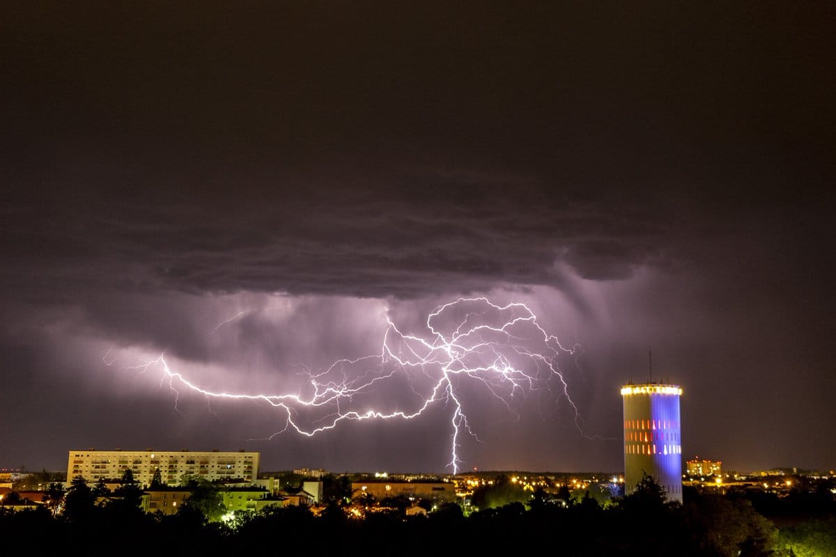 Passage d'un orage très productif en éclairs au sud est de #Poitiers à 1h20 cette nuit. - 19/06/2019 01:20 -  @DG_Romain