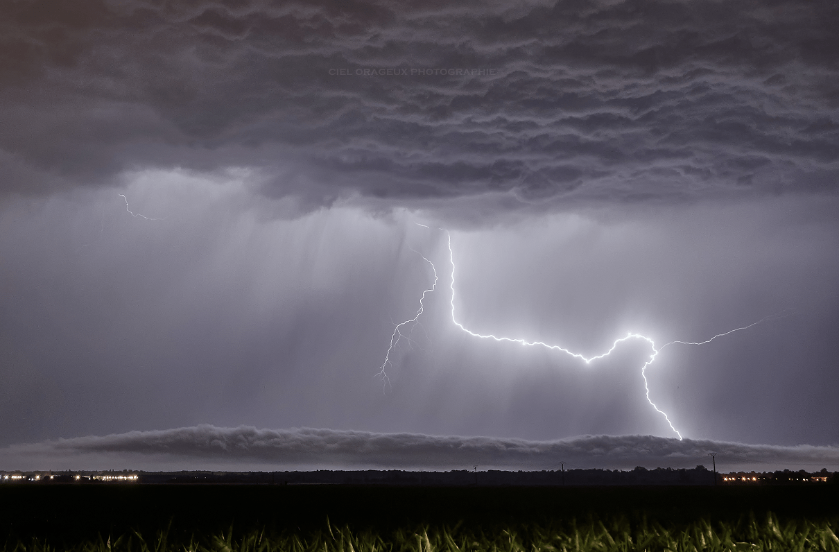 Impact de foudre tombant sur le secteur de Blanquefort (33) - 19/06/2019 00:37 - Mickael Cumulus