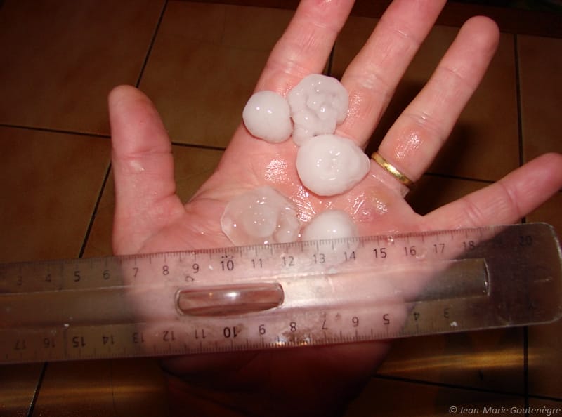 Orage de grêle - Ainhice-Mongelos (Pays Basque, 64) - D'autres grêlons mesurés après jusqu'à 3cms diam. Pluvio: 22mms en 20mn - 20/07/2018 00:12 - Jean-Marie GOUTENEGRE