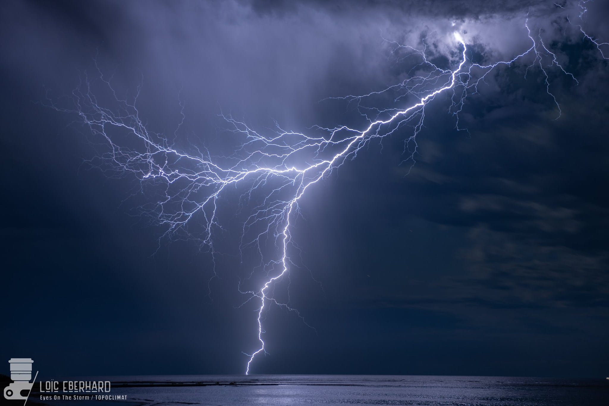 Après des heures d'attentes, voilà ce qui est sorti à plusieurs reprises et parfois plus proche encore ! Je retiens celle là pour l'esthétisme de l'impact, à Saint-Georges-d'Oléron. - 20/07/2019 04:00 - Loïc Eberhard
