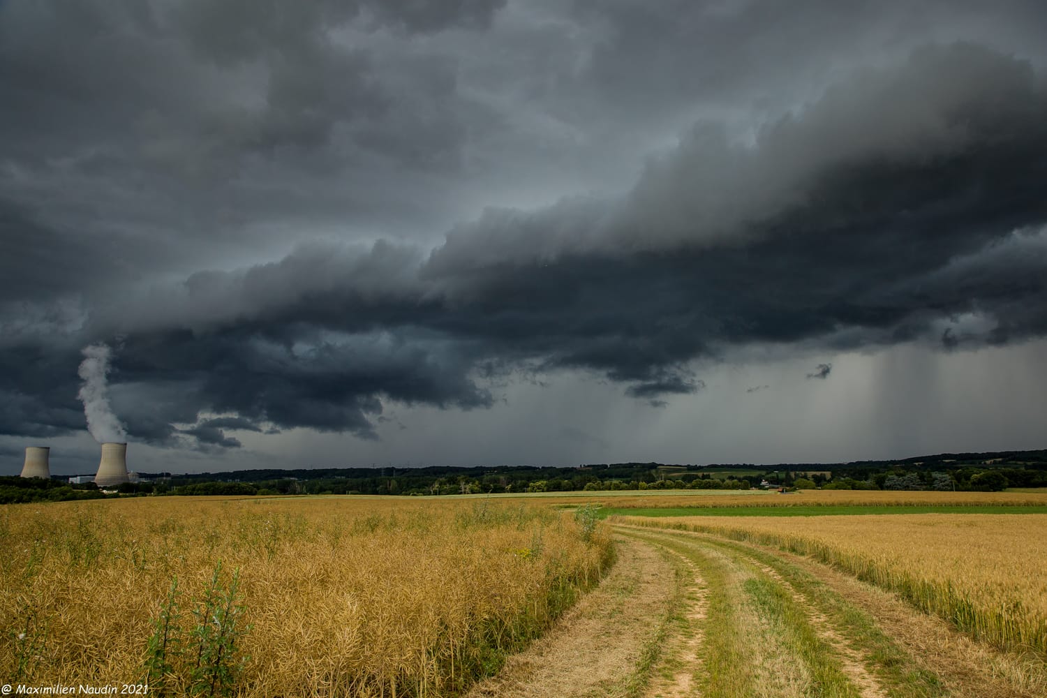 Passage d'un front orageux ce soir sur le Poitou face aux centrales de Civaux. - 20/06/2021 18:00 - Maximilien Naudin