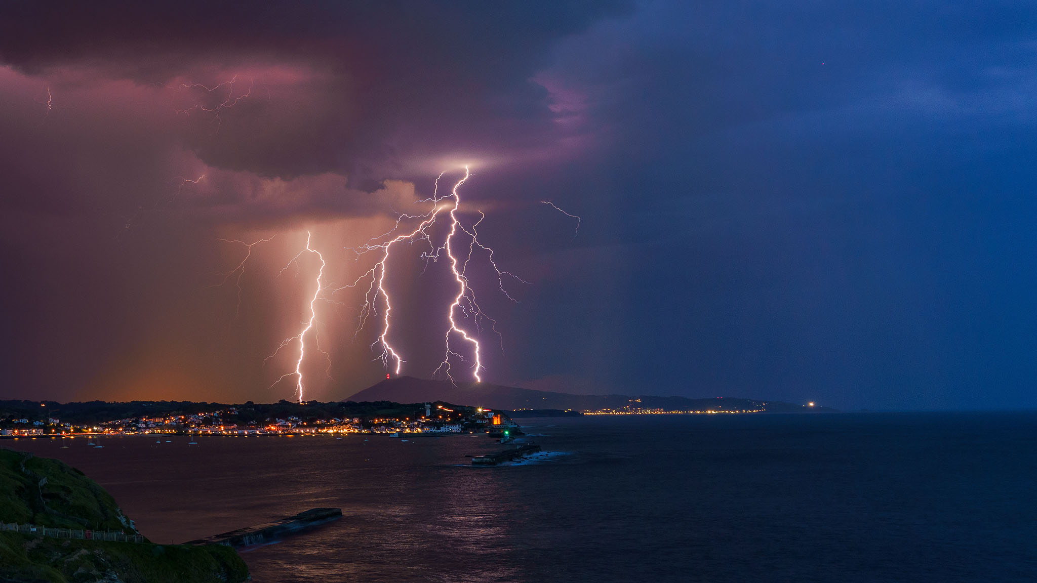 Orages très électriques le soir du 21 avril 2026. - 21/04/2026 00:00 - Mathieu GOALARD