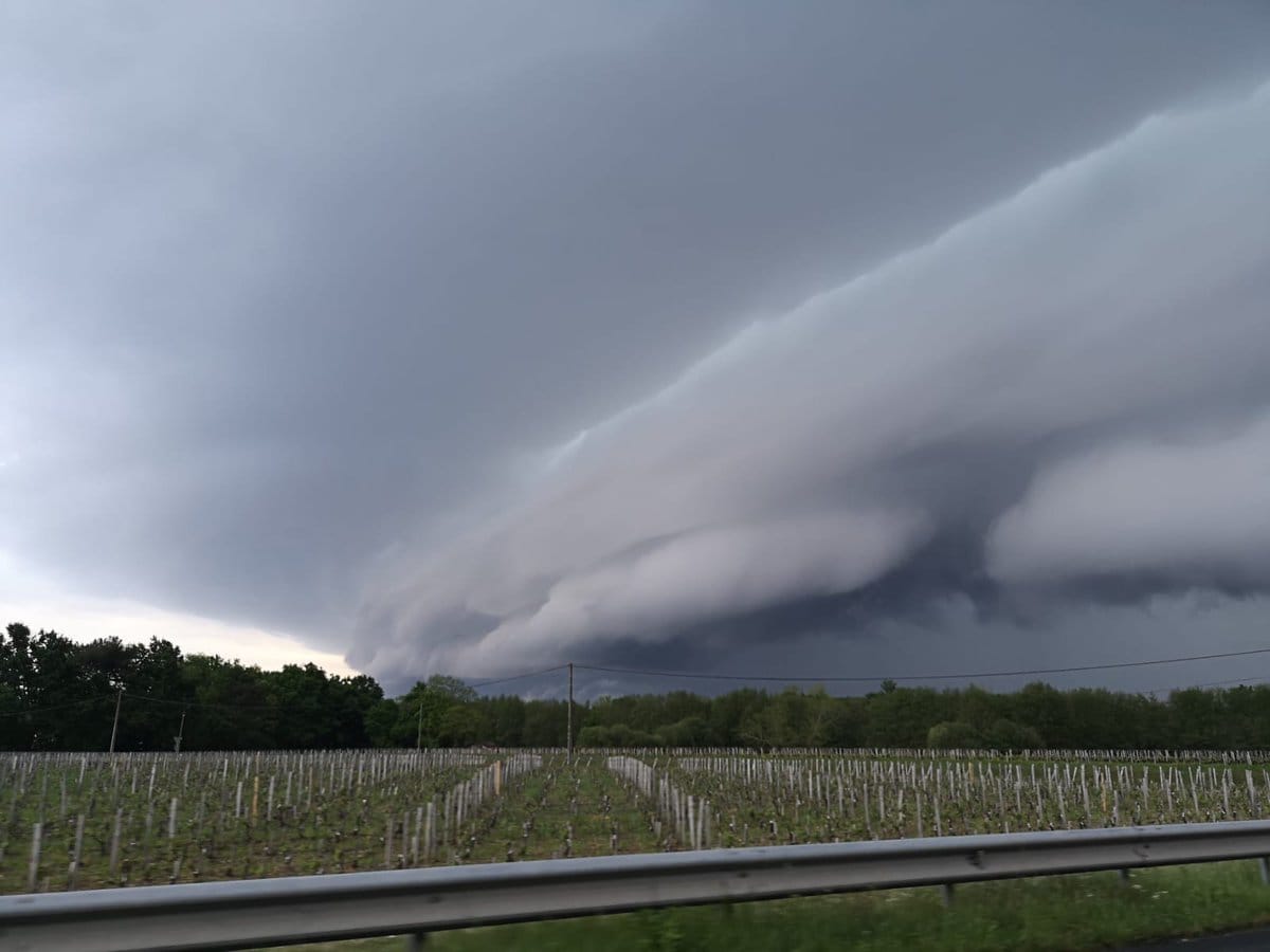 Arcus - Cellule orageuse au Pian-Médoc en Gironde - 23/04/2019 19:00 -  33SMT47