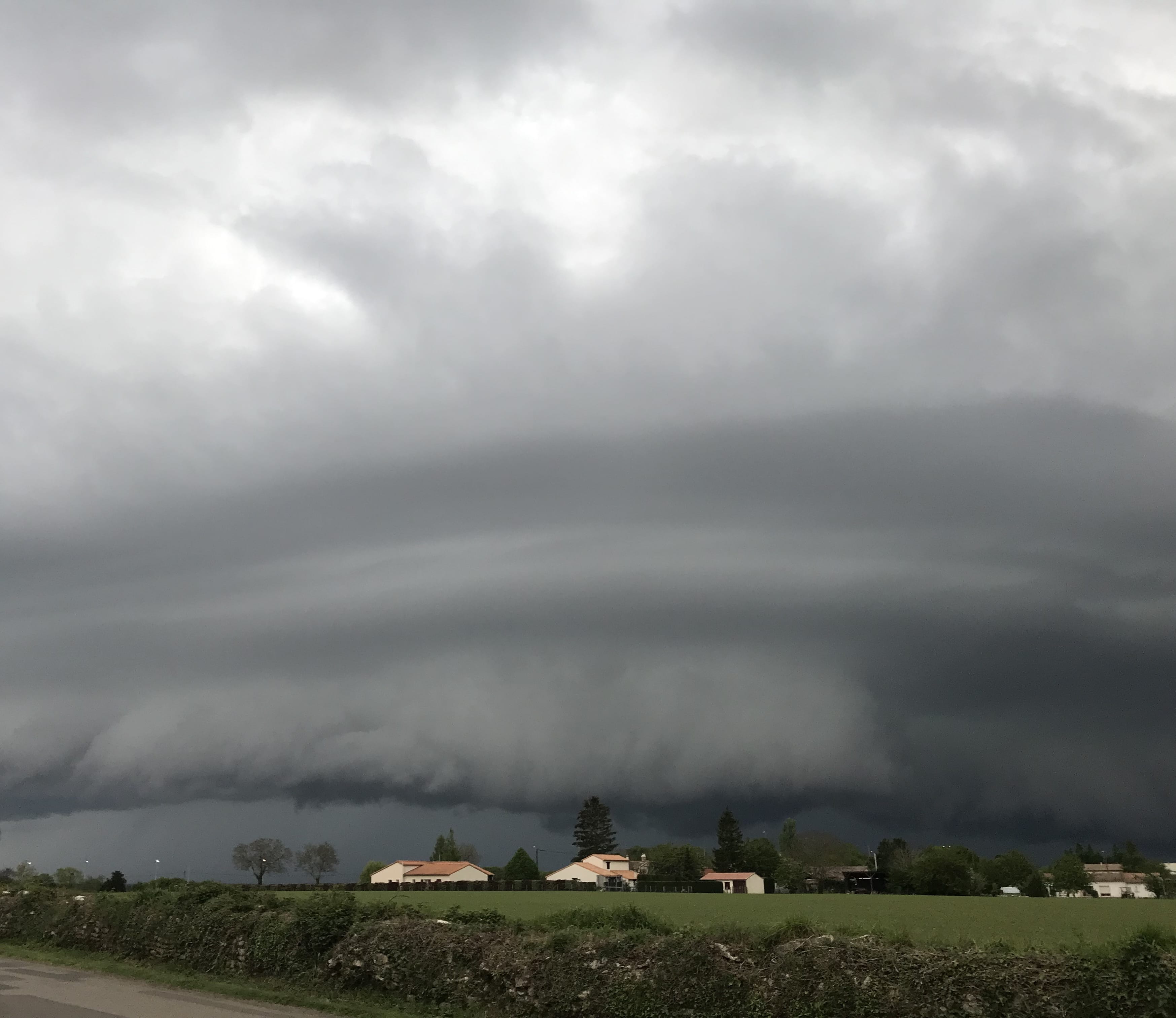 Arcus au sud des Deux-Sèvres - 23/04/2019 20:17 - Benoît QUERON