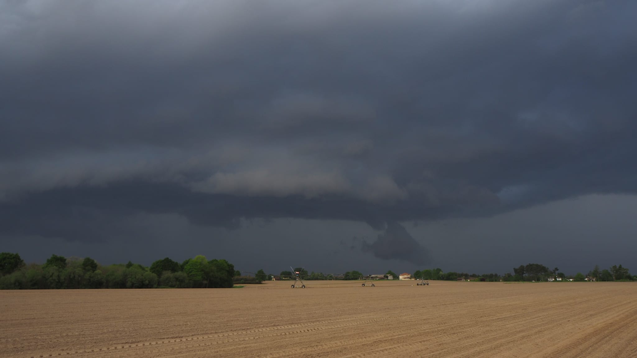 Arcus arrivant sur la commune de Campagne.  Orage venteux avec beaucoup de pluie, sans phénomènes violents. - 23/04/2019 18:06 - Anthony DURU