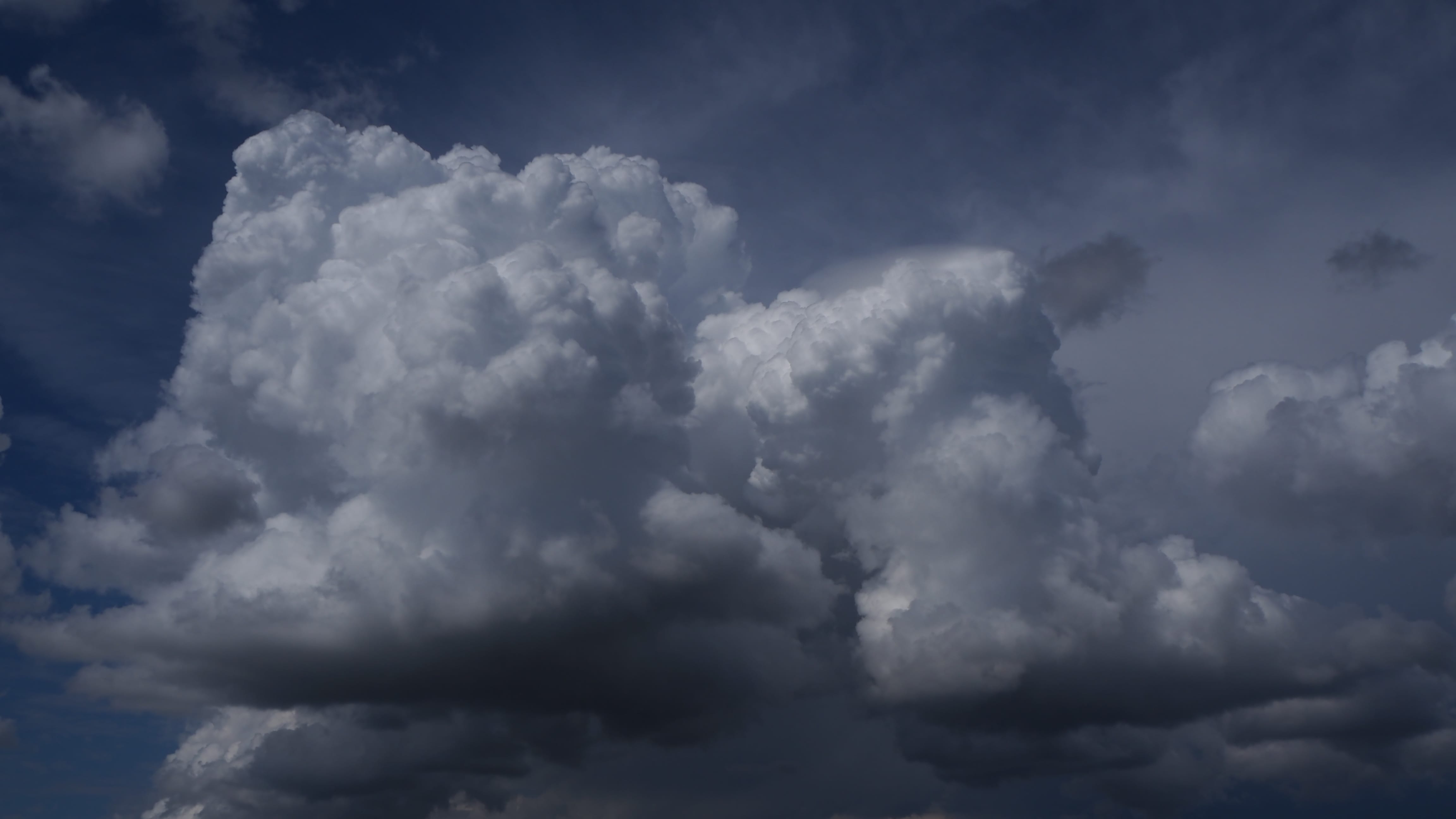 Développement de deux cumulus congestus, précédant la formation d'un bel amas multicellulaire.  À noter l'inclinaison de la tourelle de celui de droite. - 24/04/2020 16:05 - Anthony DURU