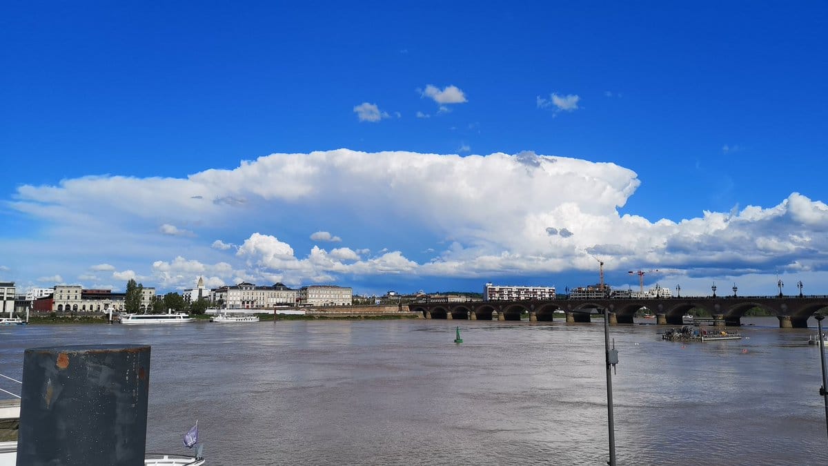 Cellule pluvio-orageuse passant au sud-est de Bordeaux. Belle enclume orageuse. - 25/04/2019 16:00 - Jonathan QUINTARD