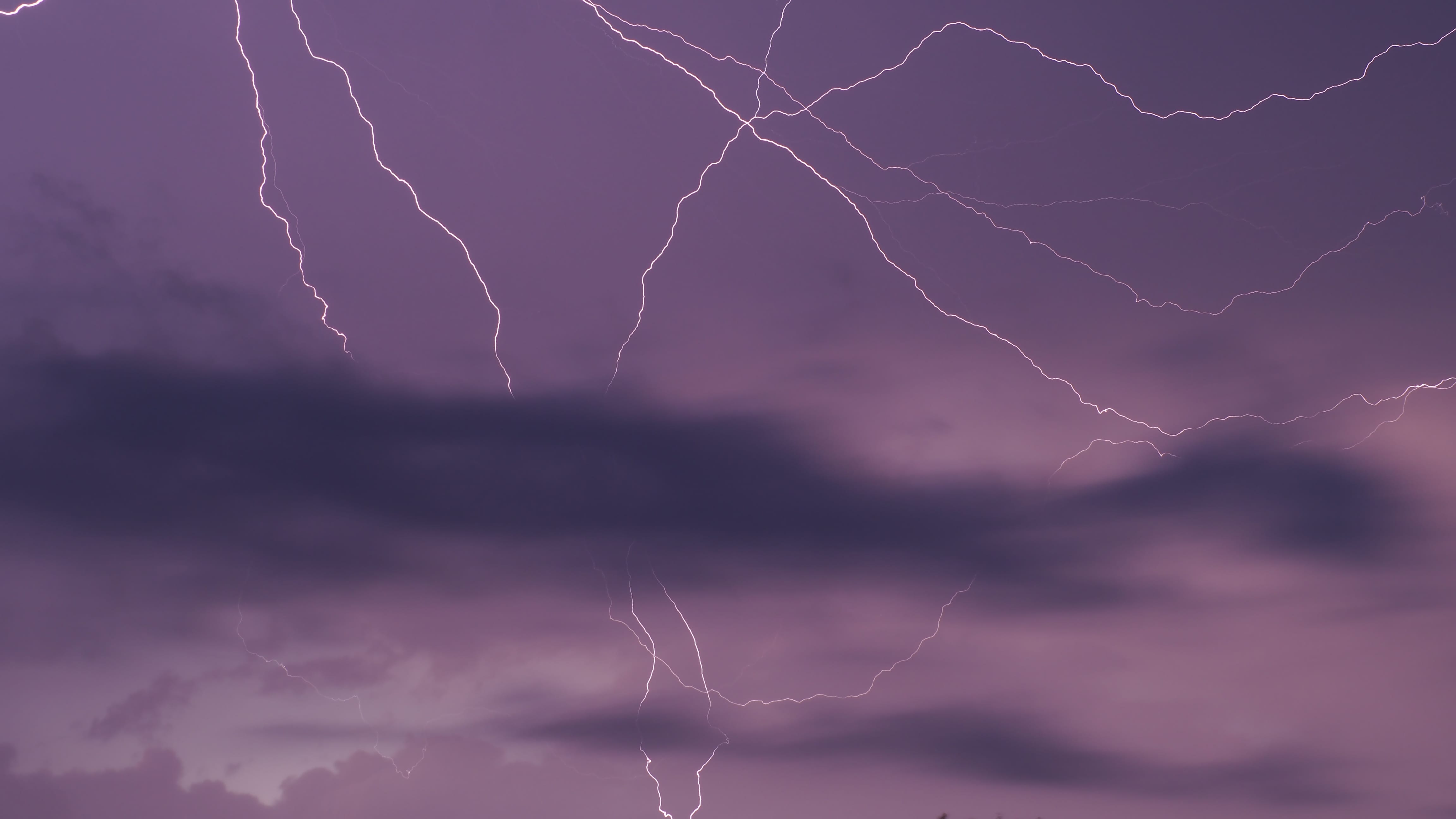 Éclair ramifié rampant sous un orage multicellulaire en fin de vie, ayant pris naissance à l'est de Rion-des-Landes vers 20h35, avant de rapidement fusionner avec un autre amas provenant du Nord.  L'activité électrique a été intense pendant 5 minutes et ce, de manière assez soudaine.  L'orage a perdu en intensité tout aussi rapidement, pour mourir non loin de chez moi.  Au moment de la photo, on ne dénombrait plus qu'un ou deux flash par minute.
Cette photo ne relève donc que d'un pur coup de chance - 25/04/2020 21:24 - Anthony DURU