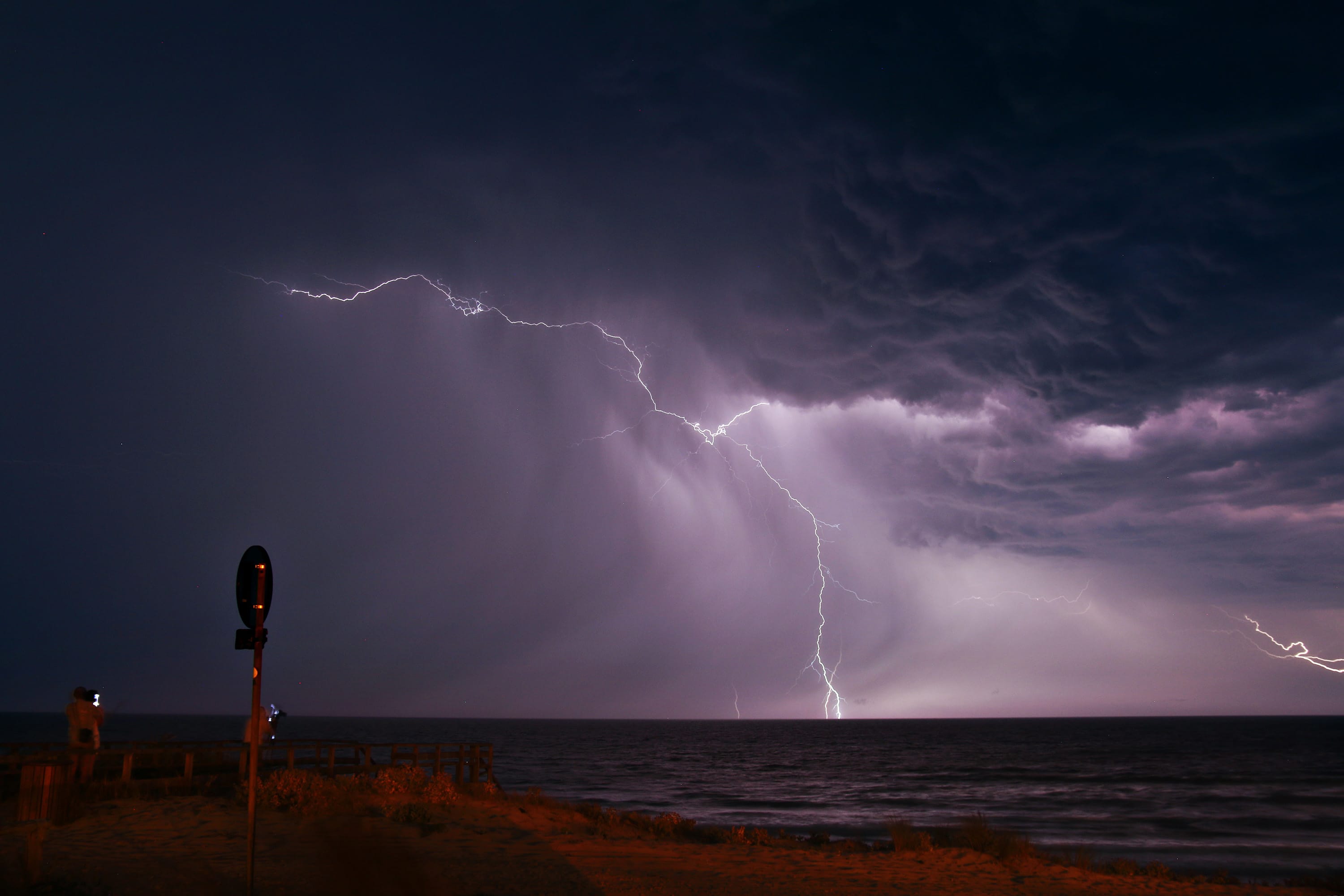 Façade Atlantique, l'orage arrive sur Mimizan dans les Landes par le Sud-Ouest, énorme activité électrique et grosses précipitations. - 25/07/2019 22:00 - Cédric Darrigrand