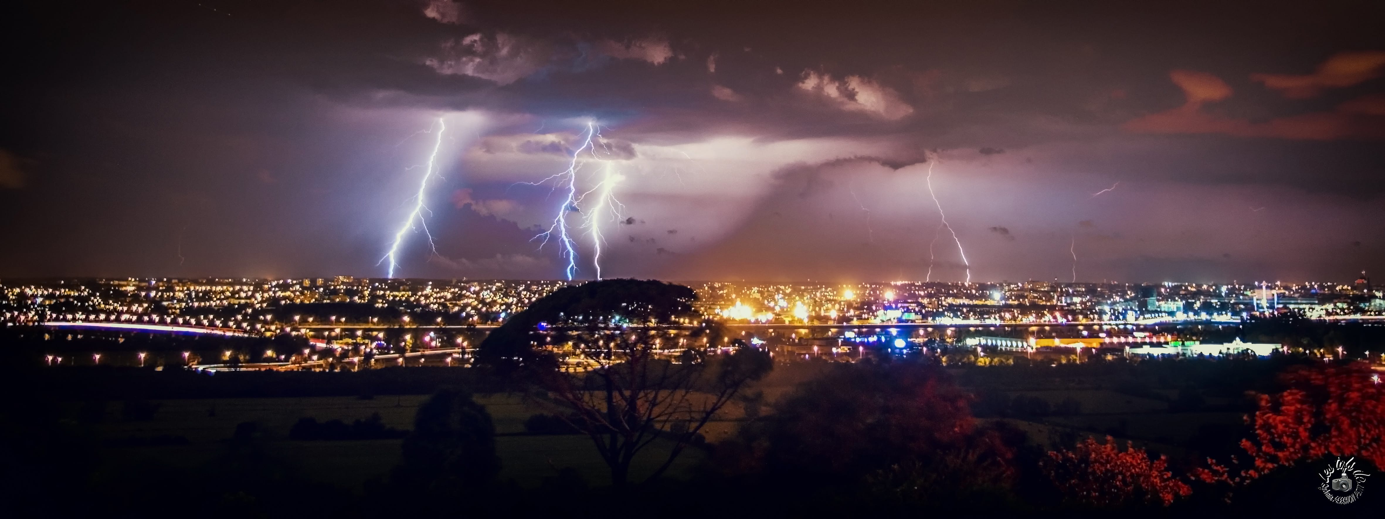 composition de 5 photos lors d'un orage arrivant sur Bordeaux le 25 juillet dernier. - 25/07/2019 23:36 - sylvain pershon petit