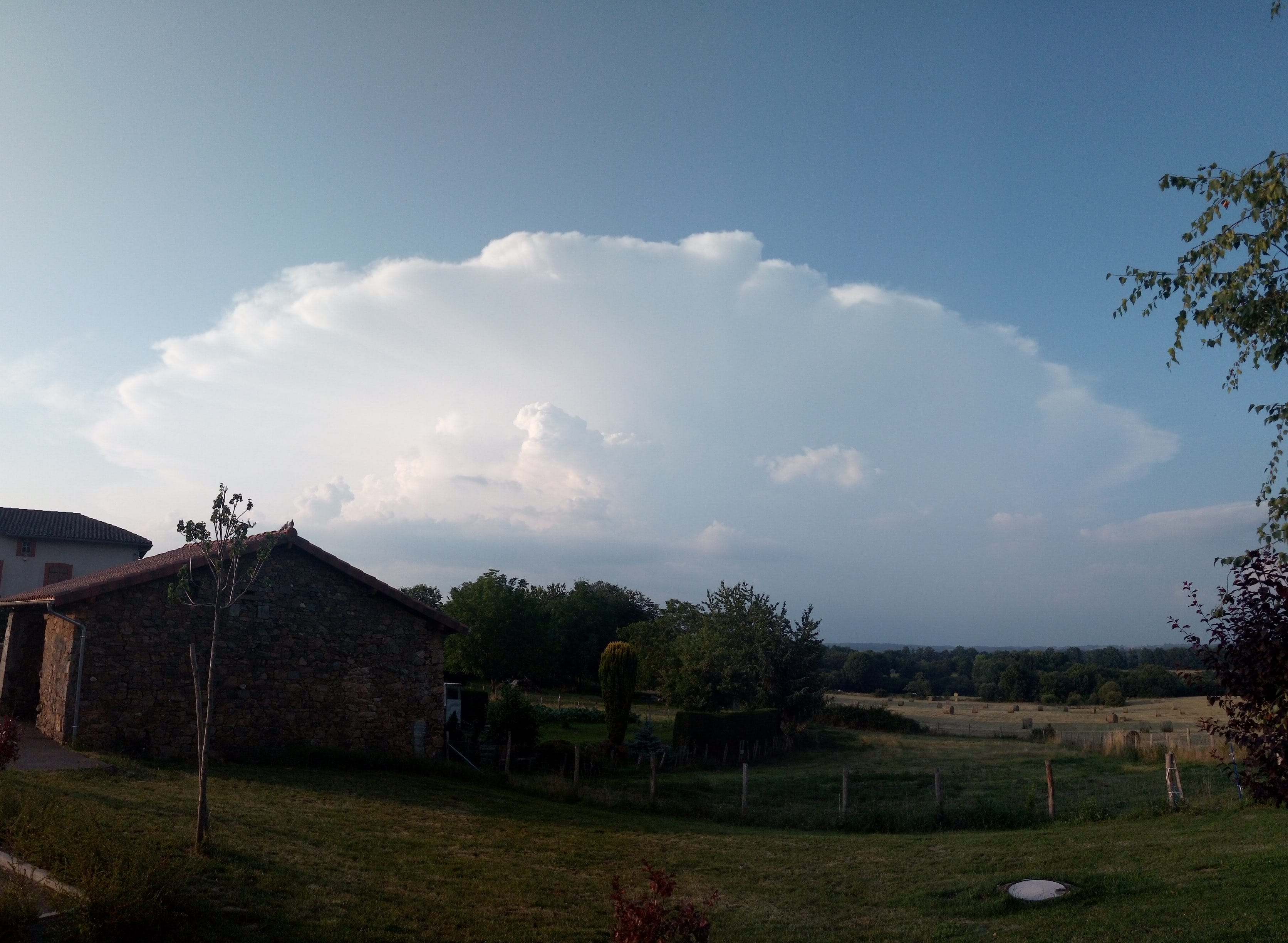 Enclume au nord ouest de Limoges, vue depuis Dournazac - 25/06/2020 20:15 - Leah GUILLOUT