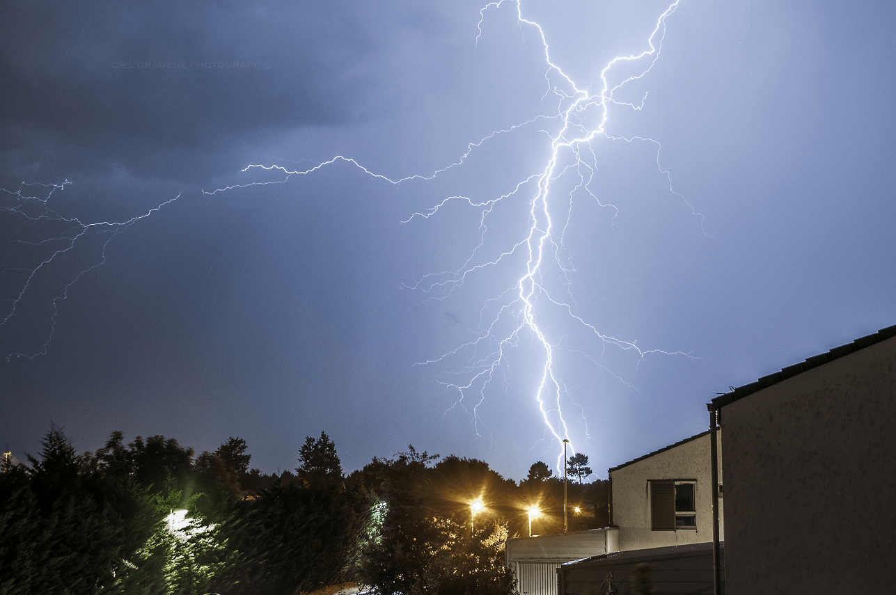 Double impacts de foudre ramifiés à Saint-Aubin-de-Médoc (33) - 26/07/2019 01:16 - Mickael Cumulus