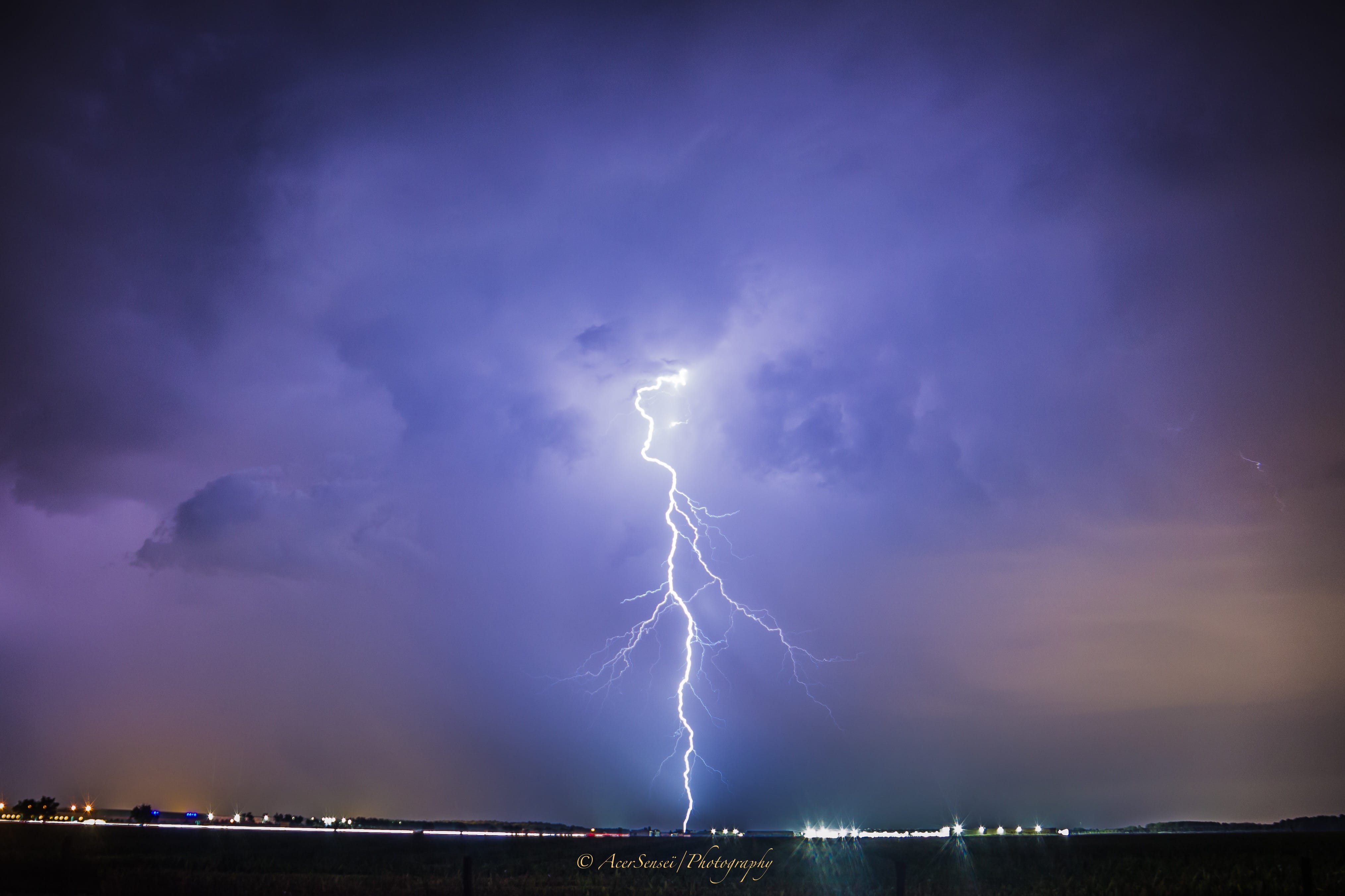 orage très violent dans la nuit du 25-26 juillet en Gironde, photo prise en pose longue avec mon eos 550D et objectif samyang 14mm - 26/07/2019 01:02 - Jérémie Labadens