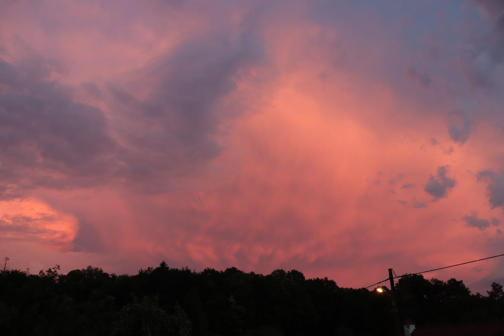 Enclume et mammatus au dessus de la Corrèze. Photo prise de la Haute-Vienne. - 26/06/2020 22:00 - Fabienne Dellus