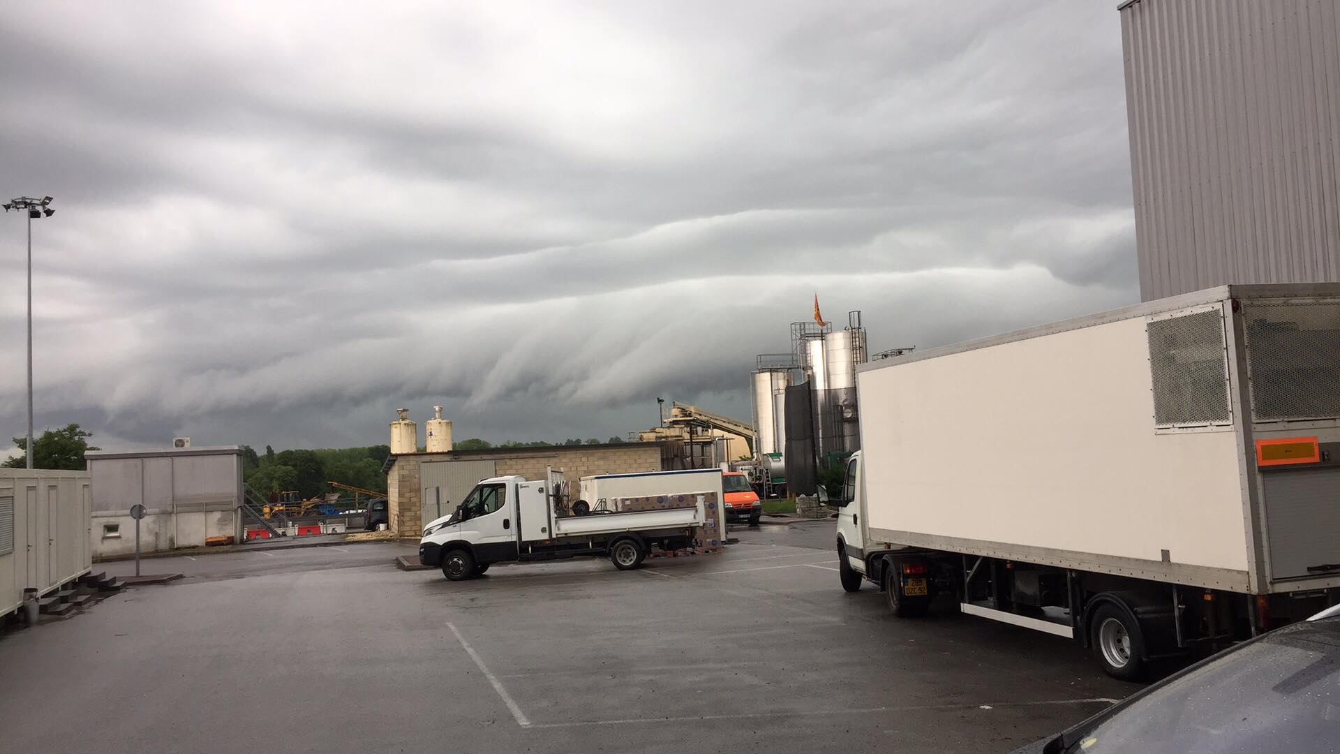 Un arcus assez imposant est en train de se former sur Limoges, activité électrique en hausse, orage probablement fort - 28/05/2018 14:00 - Antoine Besse