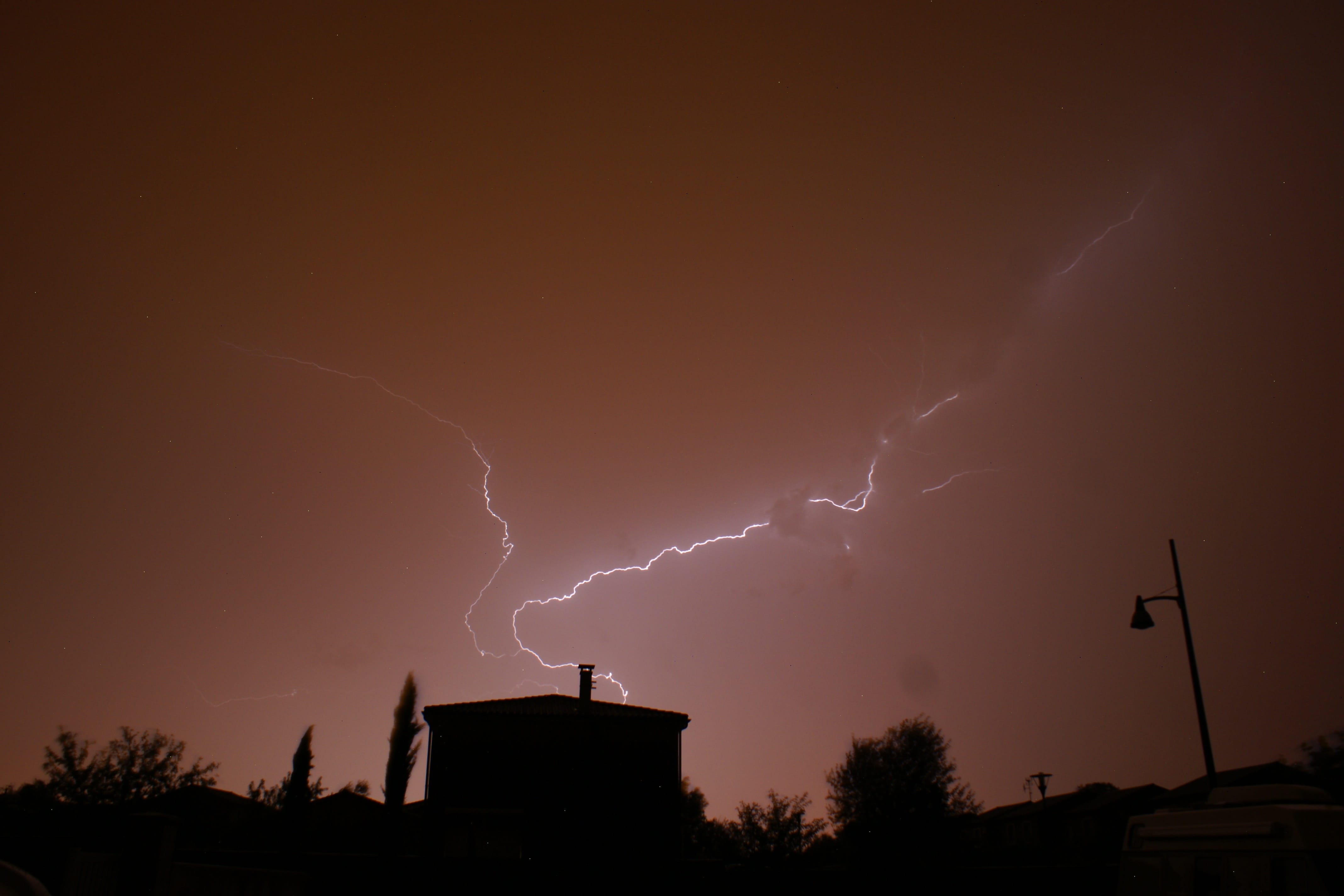 Evacuation de l'orage venteux au-dessus de Poitiers (lumière orangée) vue depuis Ligugé (Vienne) - 28/08/2018 23:14 - Xavier Benoit