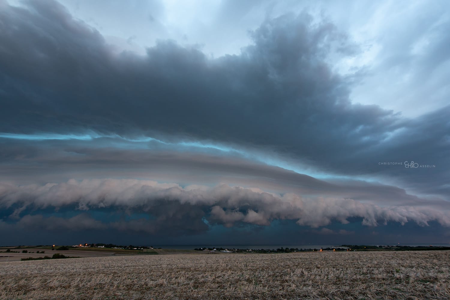 Ciel d'apocalypse à la faveur d'un superbe arcus s'étendant au dessus de l'estuaire de la Gironde. - 28/08/2018 20:46 - Christophe ASSELIN