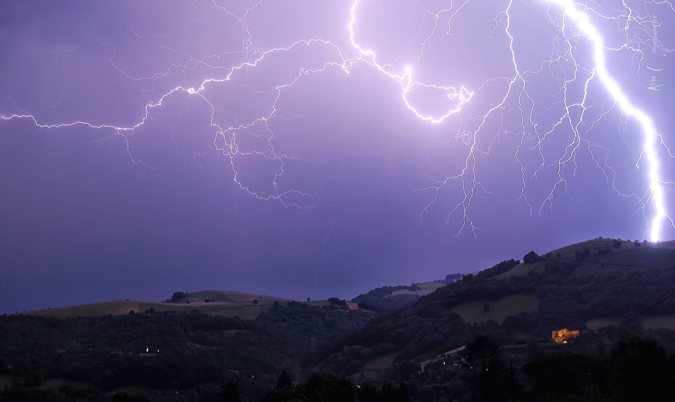 Nuit électrique au Pays Basque. Impact de foudre près de Mauléon Licharre - 28/06/2018 23:30 - Aline Condoure