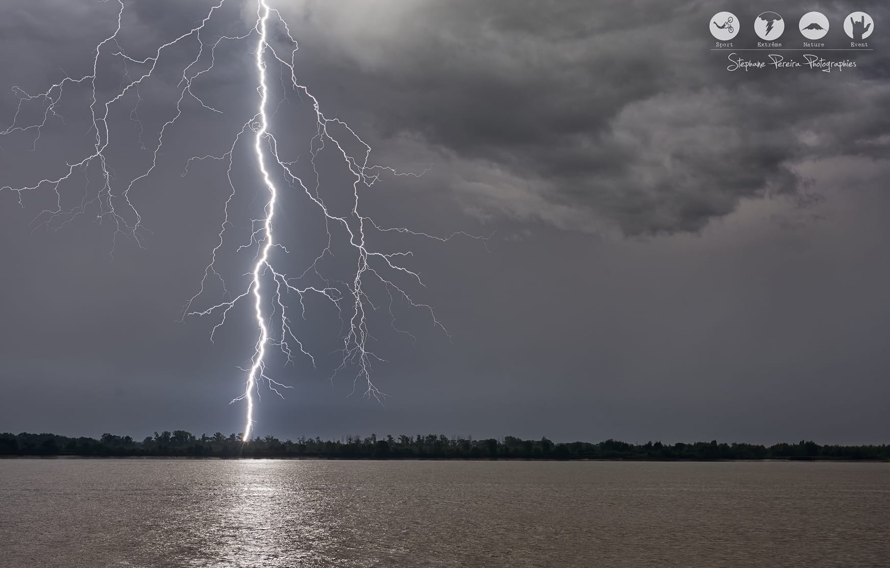 Impact à environ 4km sur l'estuaire de la Gironde. - 30/06/2018 23:00 - Stéphane Pereira Photographies