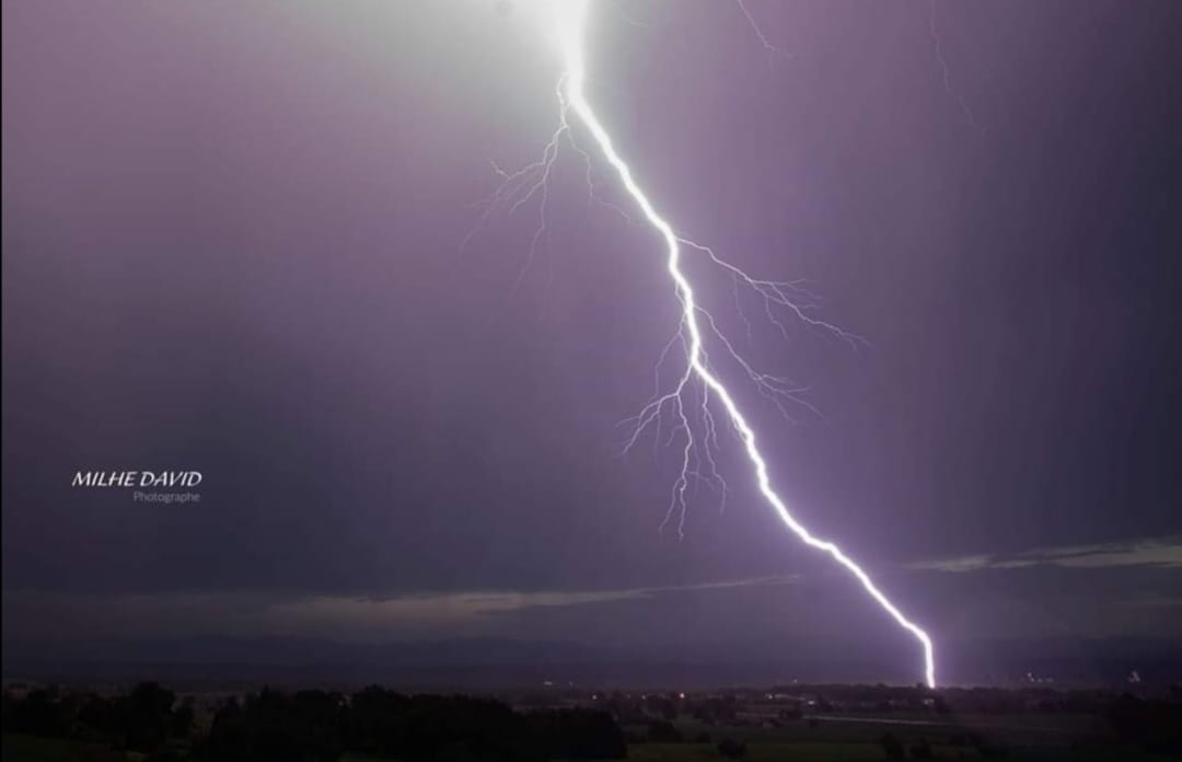 Orage fort sur les Pyrénées Atlantique jeudi 30 juillet, vent à 98km/h à Pau et arcus observé et activité électronique assez forte - 30/06/2020 20:30 - Milhe David
