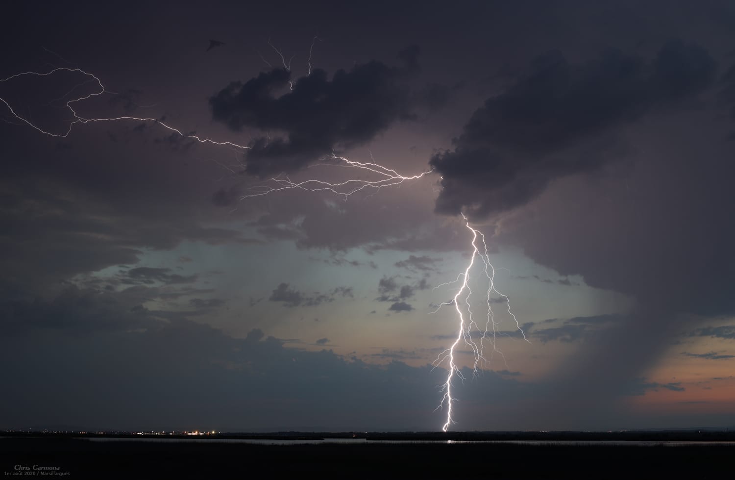 Impact de foudre s’abattant sur Montpellier après le coucher de soleil. Il s'agit du dernier éclair nuage-sol de la journée entre Hérault et Gard, fin d'une journée caniculaire. - 01/08/2020 21:41 - Christian Carmona