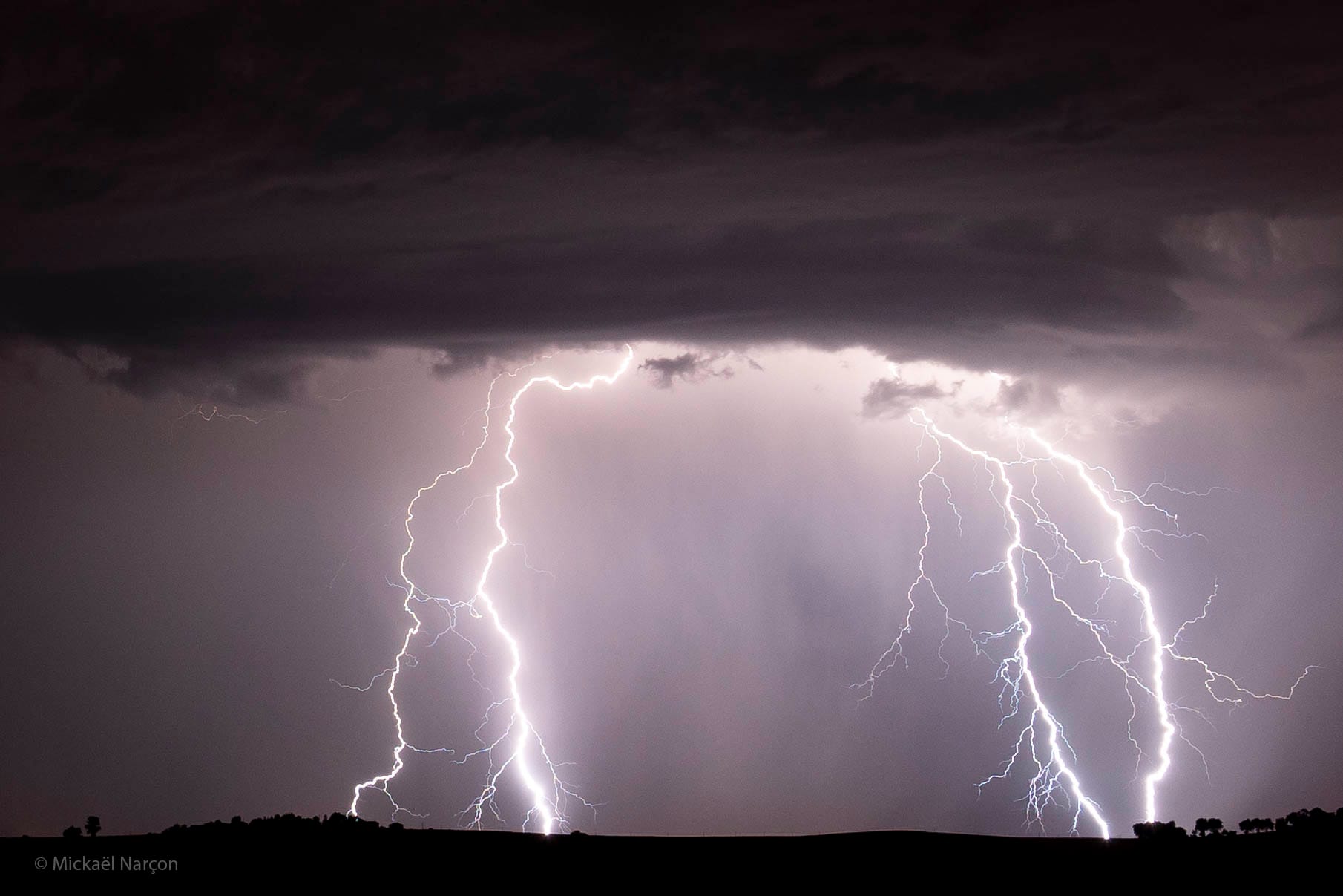 Foudre ramifié au Sud de Toulouse (Près de Aignes),  le 1er Juillet à 0h23.
Photo Mickaël Narçon  -  https://www.facebook.com/traqueurorages - 01/07/2020 00:23 - Mickaël Narçon