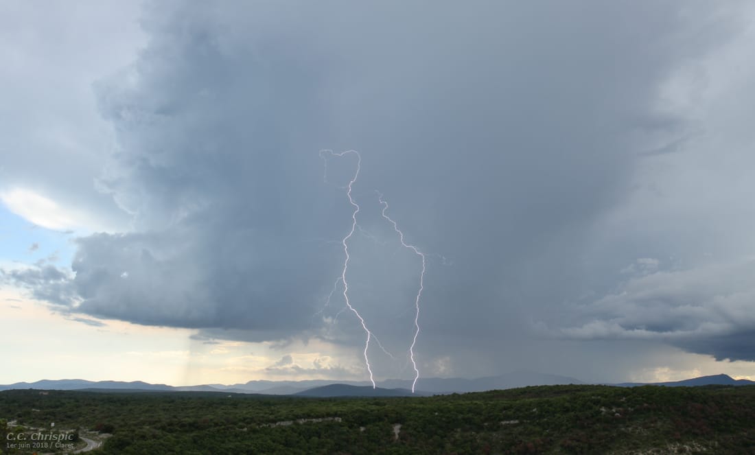 Cellule orageuse au pied du massif de la Séranne dans l'Hérault. Nombreuses décharges extranuageuses sous cette cellule qui ne payait pas de mine au radar et a mis du temps à s'électriser. - 01/06/2018 18:44 - Christian Carmona