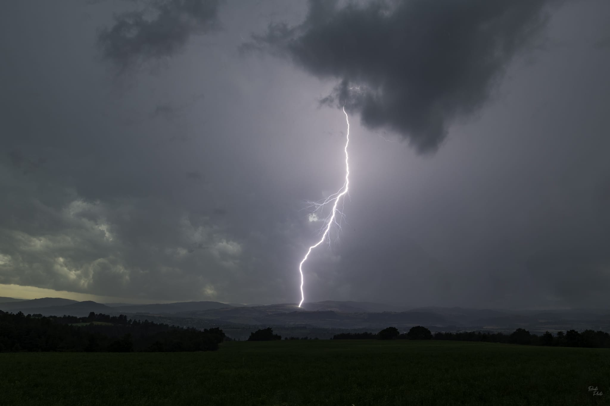 Impact de foudre capturé sur les hauteurs de Marvejols en Lozère - 02/07/2019 16:21 - Benoit DECHAUX