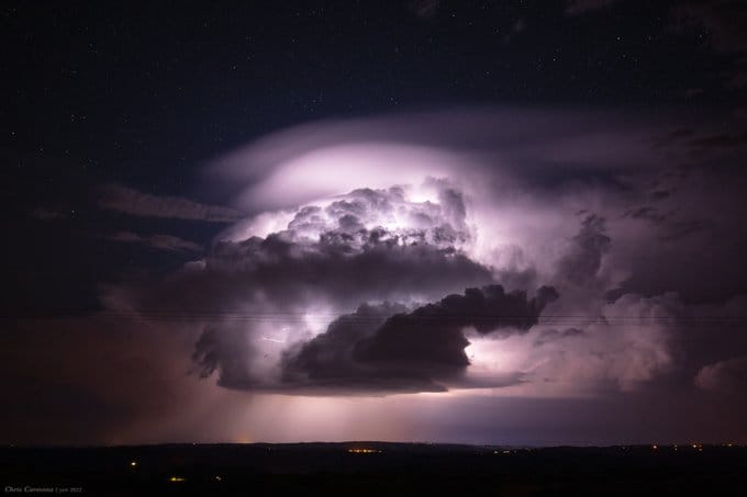 La nuit dernière, des cellules isolées et probablement supercellulaires ont illuminées un axe sud-ouest/massif-central. L'une d'elle, sur le sud Cantal, vu du NO Aveyron, à 3h40. Merveilleux ! - 02/06/2022 03:00 - Christian CARMONA