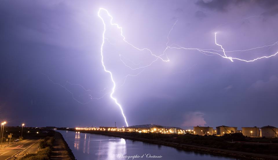 Beaucoup d'intra-nuageux mais quelques positifs et ramifiés à l'avant de la cellule sur le Mont Saint-Clair à Sète - 03/07/2018 22:00 - Photographie d' Occitanie