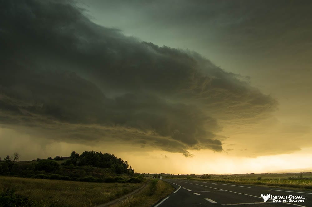 Supercellule interceptée juste à l'est de Carcassonne, au moment ou la cellule commençait à se désorganiser! Magnifique éclairage au soleil couchant ! - 03/07/2018 20:09 - DANIEL GAUVIN