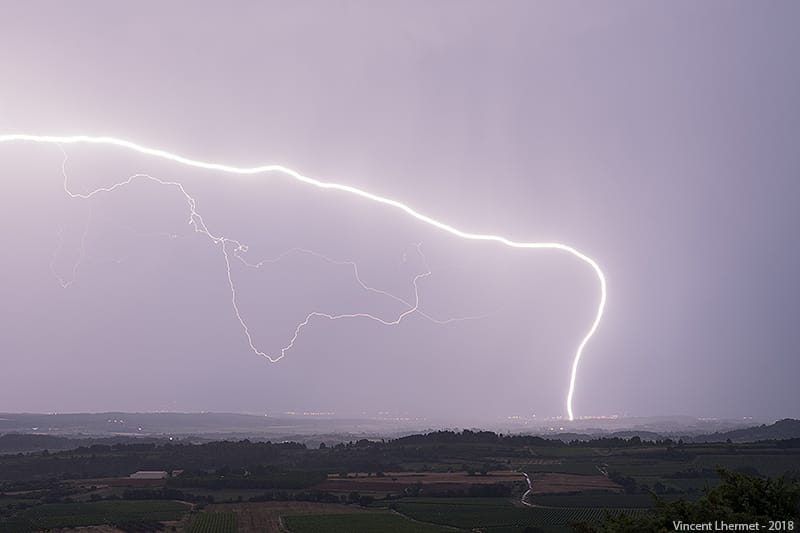 Puissant impact positif tombant à environ 9 km du point de vue, juste au Nord de la ville de Mèze (34).
L'activité foudre en marge des cellules transitant en mer fût essentiellement constituée d'impacts positifs. - 03/07/2018 22:02 - Vincent Lhermet