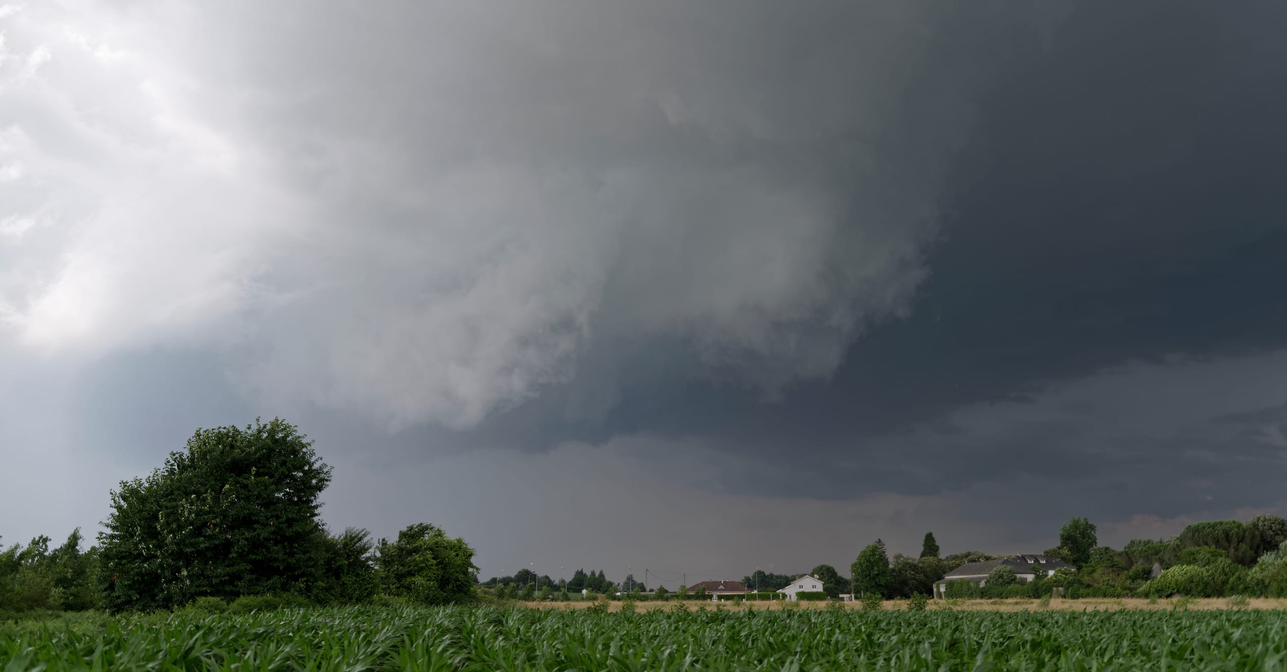 Violent orages région de Tarbes . Base rotative au nord de Tarbes  grêle entre Bordères et Ourbellile.
Suivi à quelques kilomètres de là une deuxième cellule active un monstre sur la région de Montaner grêle audible à plusieurs kilomètres - 04/07/2018 17:45 - Raymond Fourcade