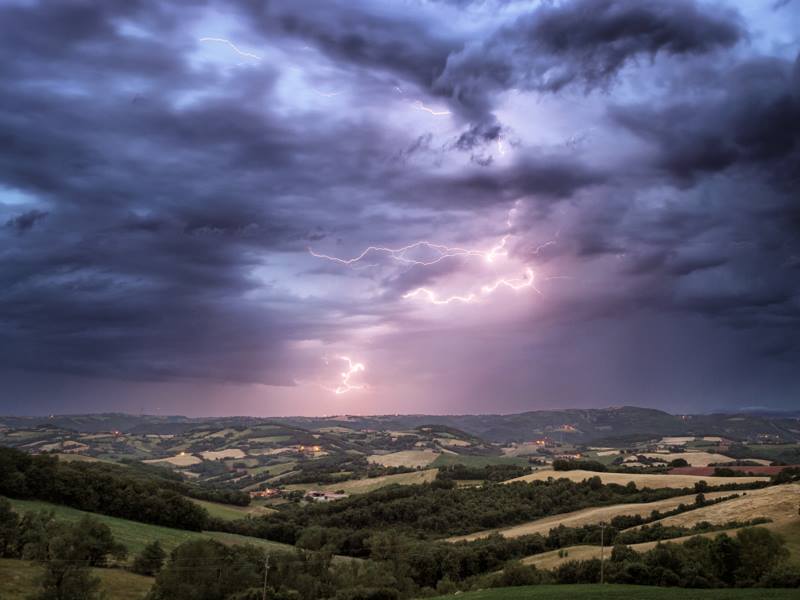 Un bel éclair photographié depuis les environs des Costes-Gozons (12) - 04/07/2018 20:30 - Joos Photography