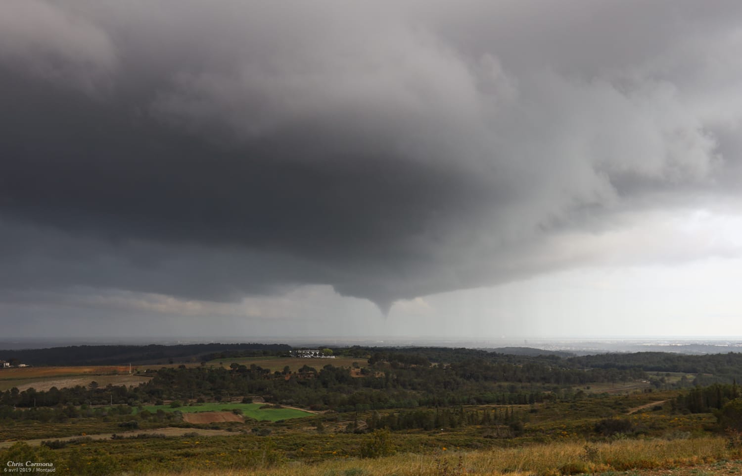 Tornade sur l'Est héraultais, aux environs de Baillargues. Au moment de la photo, pas encore de contact avec le sol, ceux-ci seront brefs à plusieurs reprises le long du trajet du tuba. - 06/04/2019 19:23 - Christian Carmona