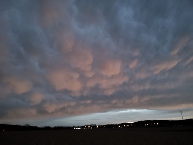 Belle poche de mammatus ce soir à Madiran (65) - 06/03/2019 19:18 - Eric Castaings