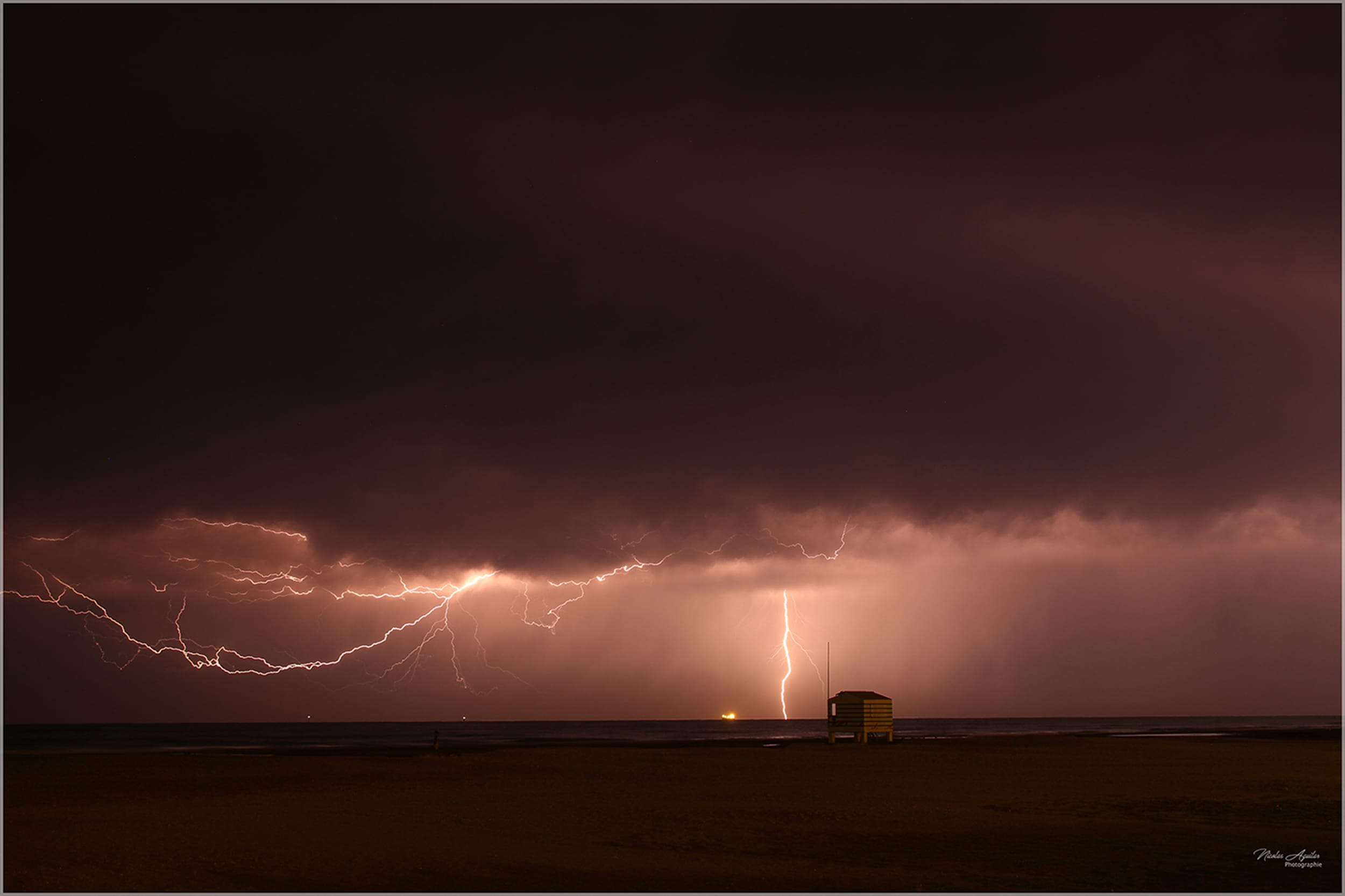 Ciel apocalyptique hier soir à Gruissan avec une image réalisée ici à la plage des chalets. - 07/08/2018 22:30 - Nicolas Aguilar