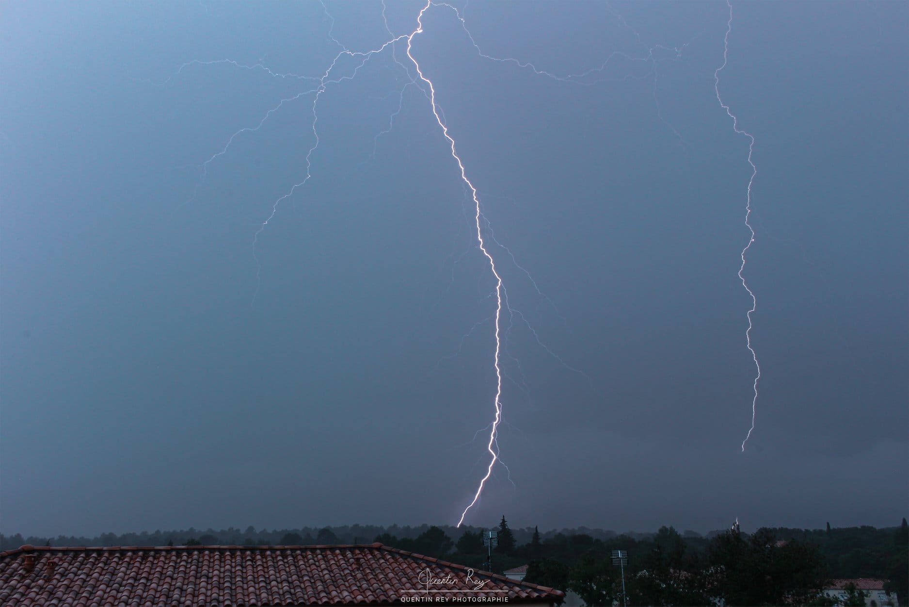 A peine le temps de se réveiller que la nature m'offre un joli spectacle son et lumière - 07/06/2018 05:30 - Quentin REY Photographie