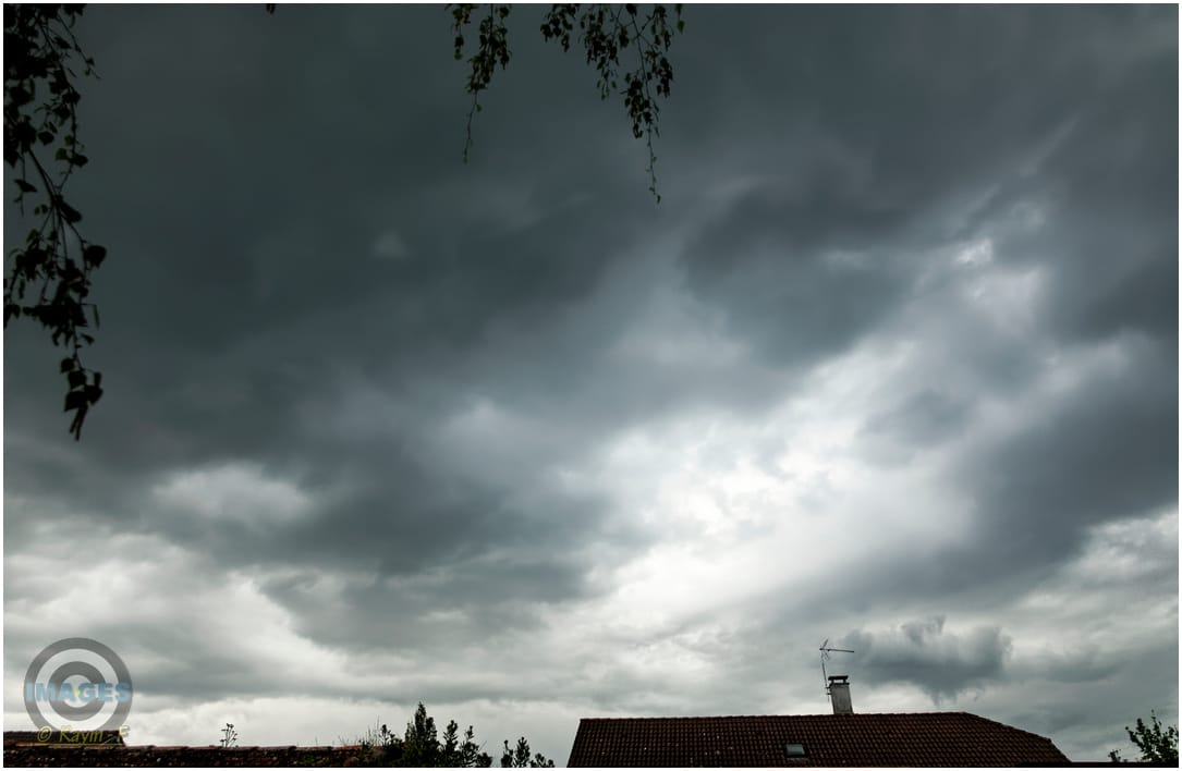 Orage modéré sur Tarbes nord du 65, inutile de donner d’autres détails à cause du confinement, des lignes grêligènes plus à l’est, cela est fréquent en début de saison. - 10/04/2020 18:19 - Raymond Fourcade