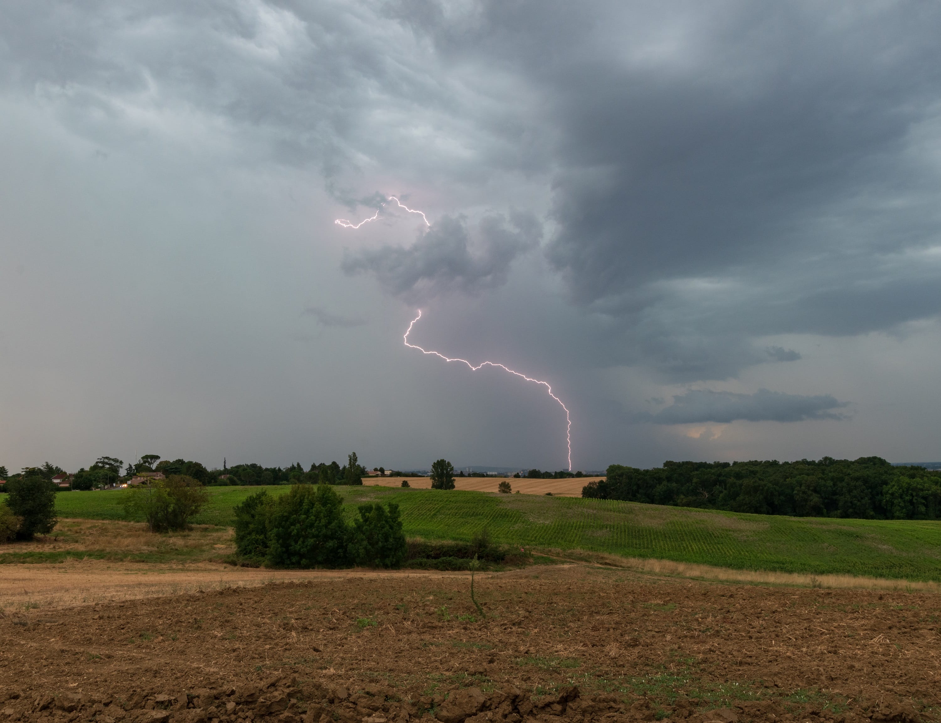 Amas orageux remontant sur le Toulousain vers 17h.
La photo est prise à Launaguet, en direction du SO où l'activité électrique était la plus manifeste. Quelques fortes rafales à proximité de cet orage (80km/h). - 12/08/2020 16:53 - Matthias Letillois