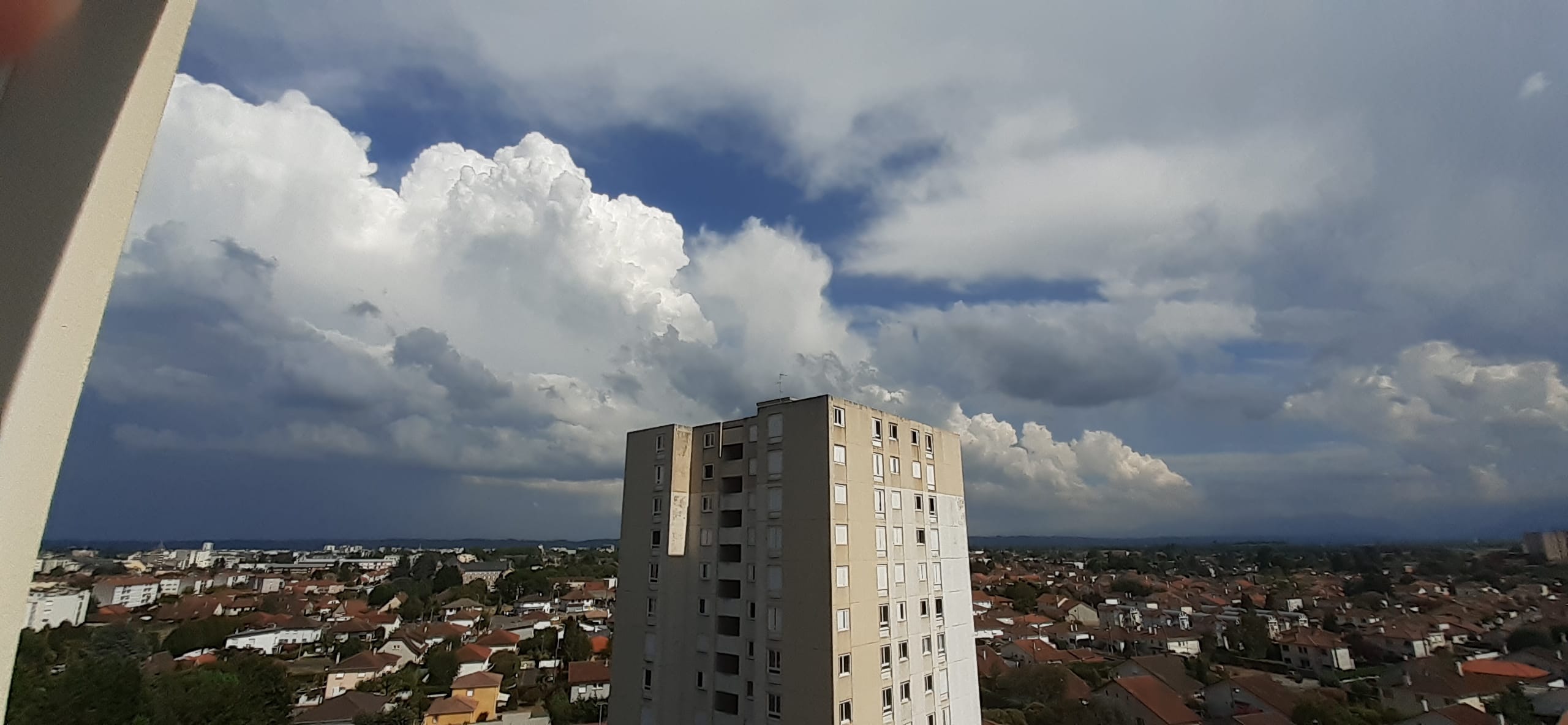 Cumulus congestus en développement sur l'est des Hautes-Pyrénées - 12/08/2020 16:28 - Dylan Saint-Jean