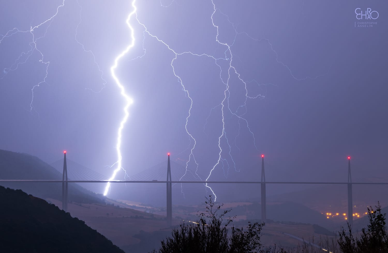 Foudre s'abattant derrière le Viaduc de Millau au terme d'une chasse pas évidente. La récompense de 5 journées de persévérance sur le terrain ! - 13/08/2020 00:15 - Christophe Asselin