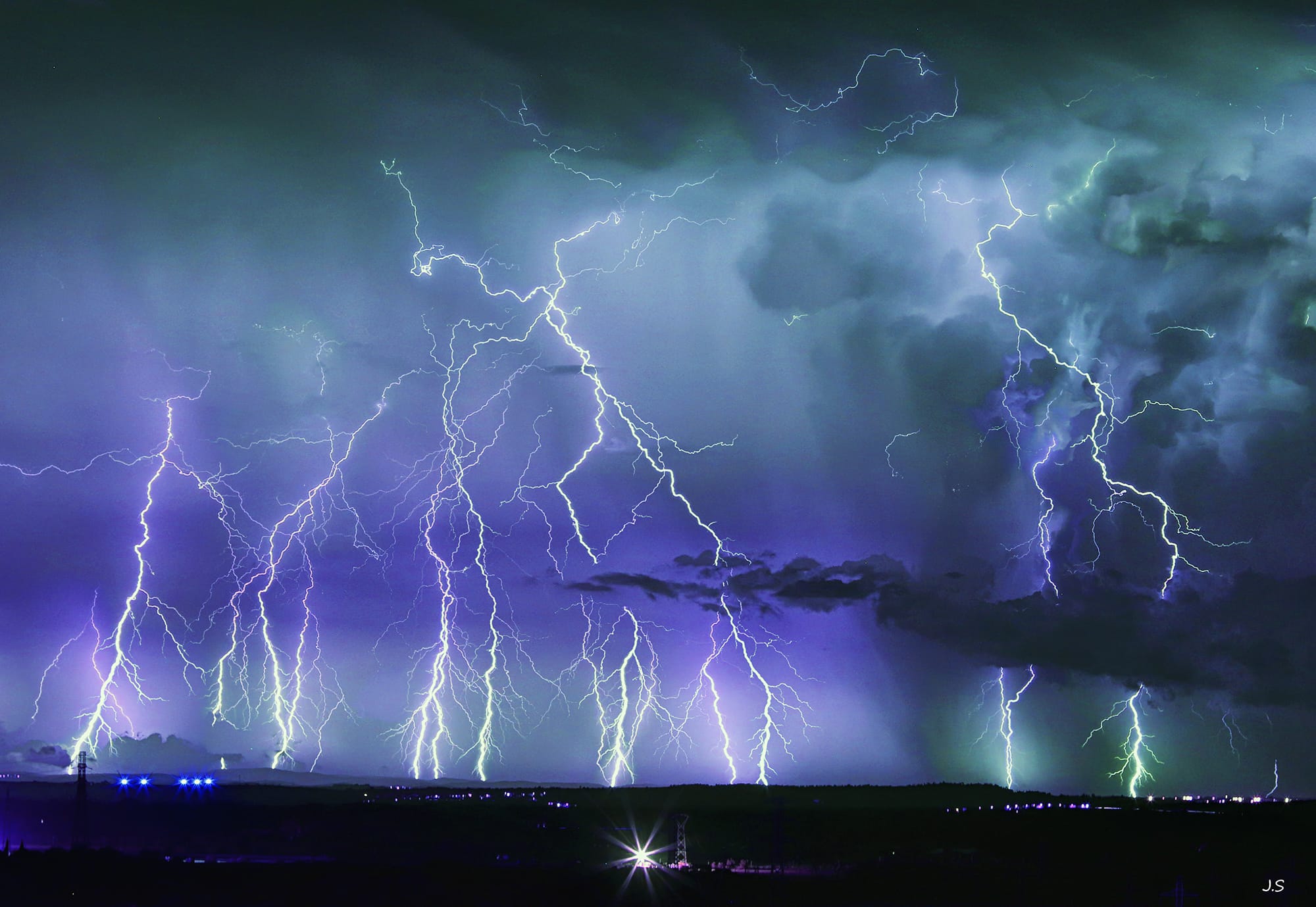 Impressionnant orage dans la nuit d'hier sur l'Hérault
Photo prise depuis l'agglomération Narbonnaise
10 images empilées - 13/08/2020 00:00 - Jérémy sentenac