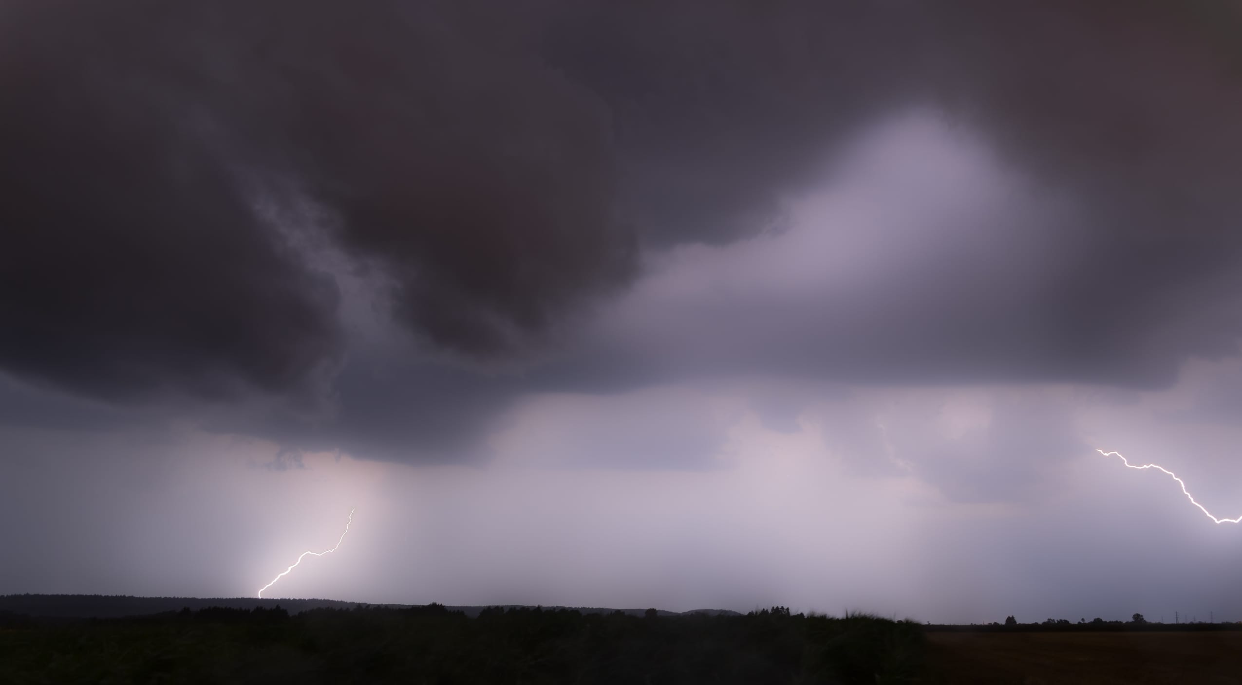 Orage violent stationné sur la région de Tarbes à la plaine d'Ibos: Bourrasques de vent et fortes pluies 5 minutes après la prise de vue. - 14/07/2018 23:45 - Raymond Fourcade