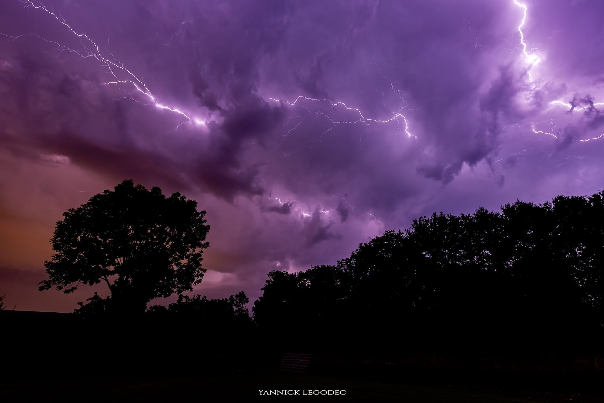 Lights wars 
Éclair pris au canon 5DMk3, avec l'objectif canon grand angle 16-35 mm L 2.8
16mm f11, 25sec, 800 Iso 
www.yannicklegodec.com 
"chroniques d'un chasseur d'images" - 14/07/2018 23:30 - Yannick Legodec