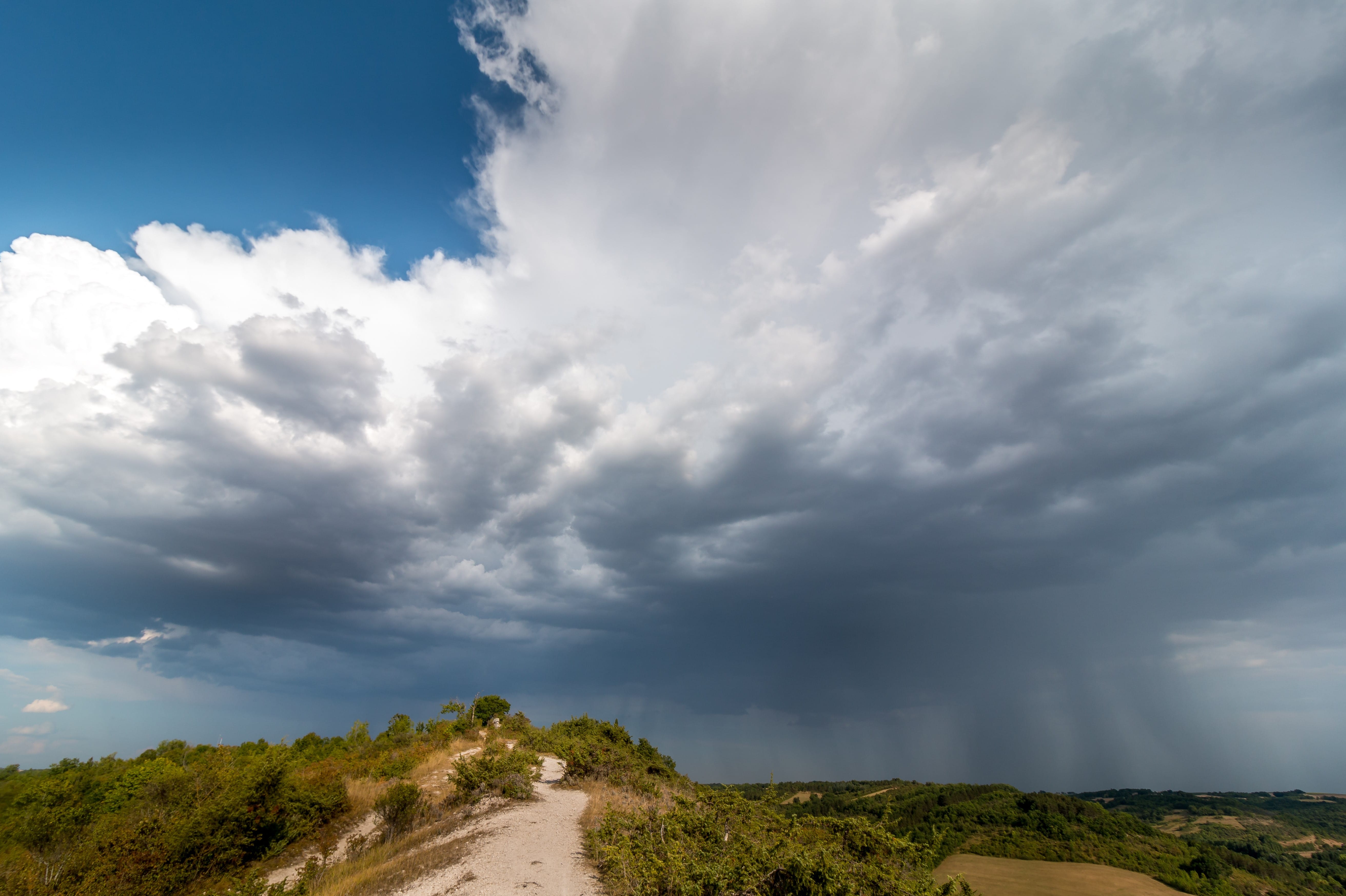 Montée orageuse sur Cordes-Sur-Ciel - 15/08/2020 17:35 - Lionel Faure