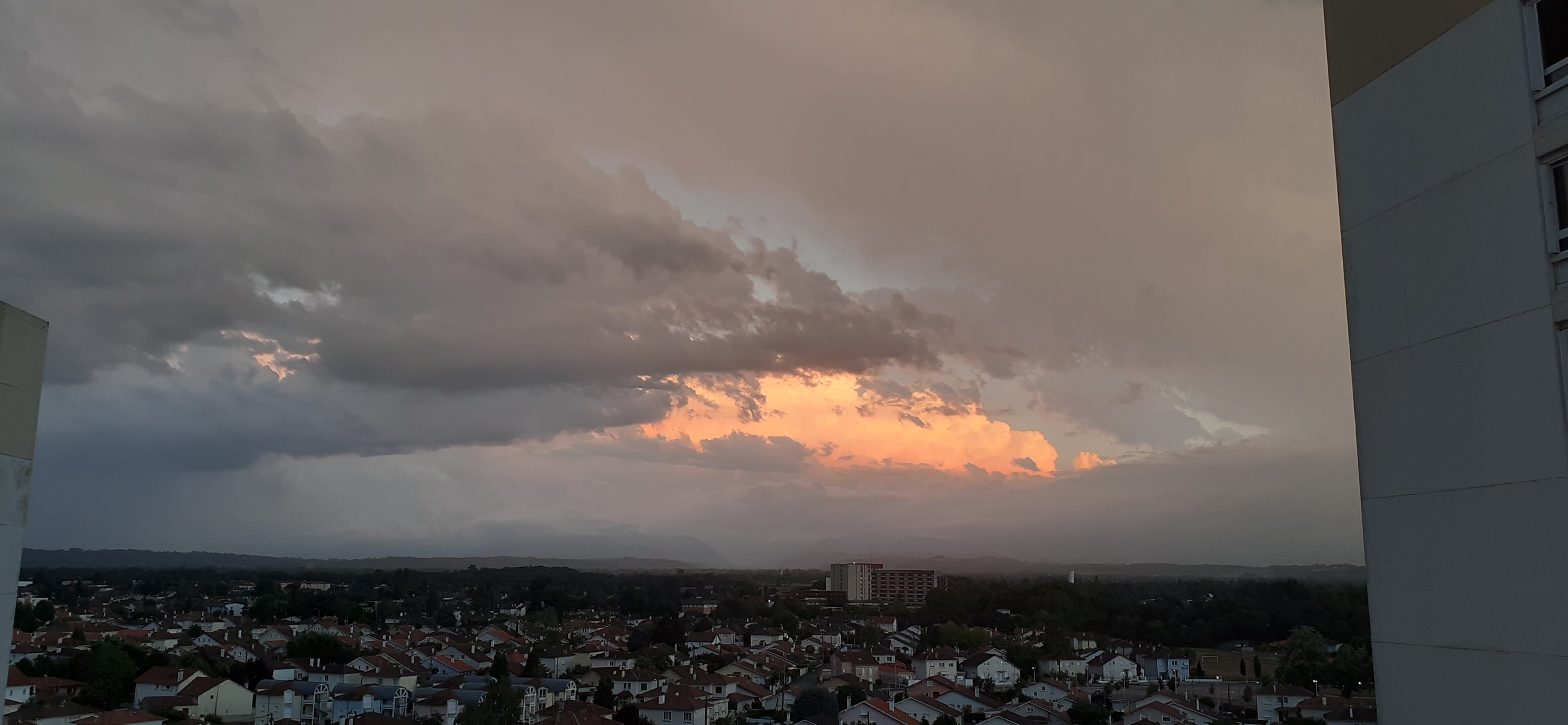 Orage qui arrive sur Tarbes , et en deuxième plan Cumulonimbus en formation sur ma chaîne des Pyrénées - 15/08/2020 20:56 - Dylan Saint-Jean