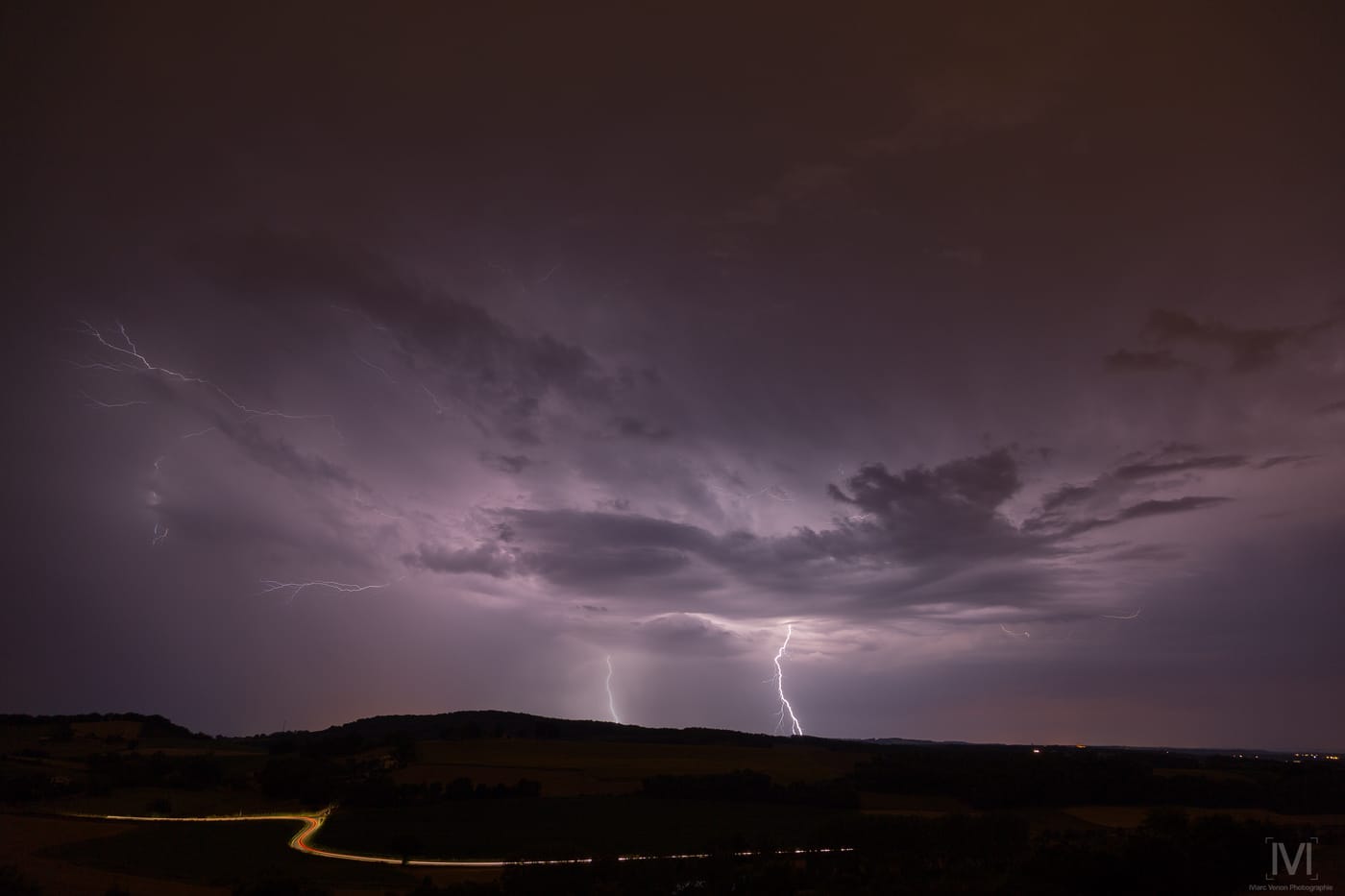 Belle soirée orageuse dans le Tarn, prise ici sur les hauteurs d'Albi dans la nuit de dimanche à lundi, le ciel aura été généreux avec nous sur ces 3 derniers jours.

assemblage de 2 photos Canon 5DIII 24 mm F4 200 iso 30s à 01h29

Marc Venon Photographie ©Tous Droits Réservés 2018 reproduction interdite sans accord - 16/07/2018 01:29 - Marc Venon